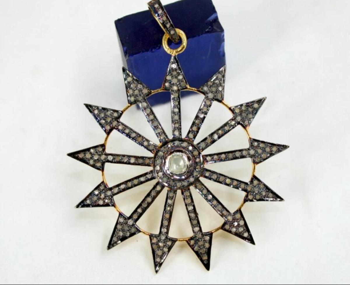 Antico ciondolo con diamante a raggiera di design Polki, ciondolo con diamante Rosecut, argento 925, Charme Antiques

Materiale
Argento
Dimensione
60 mm circa
Tipo
Ciondolo
Peso lordo
8,60 grammi circa
Peso del diamante
1,75 carati circa



A.R.P.