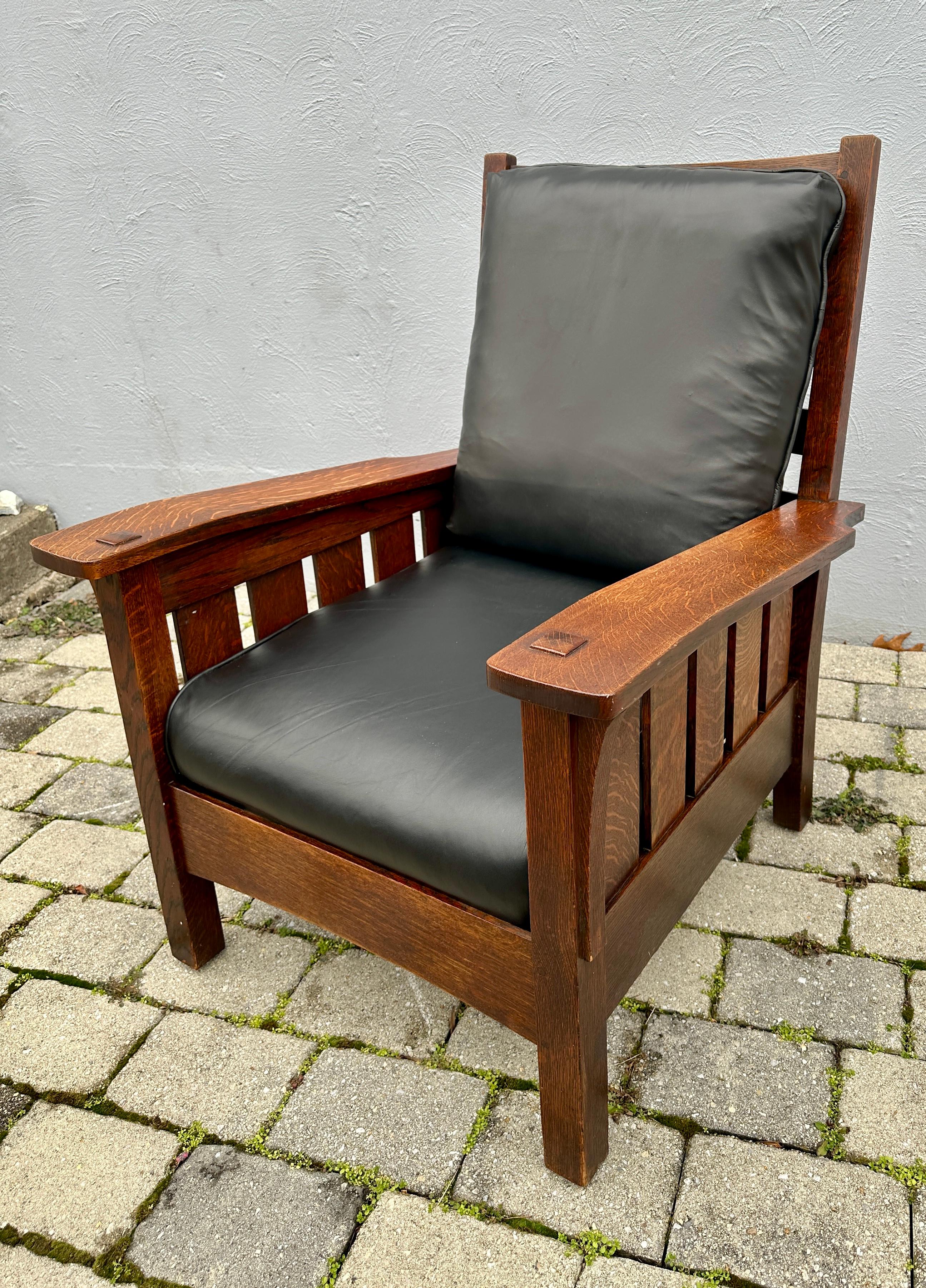 Antique SUPERB nice MASSIVE L&JG Stickley Chair with BENT ARM- W8090 In Good Condition In Shamokin Dam, PA