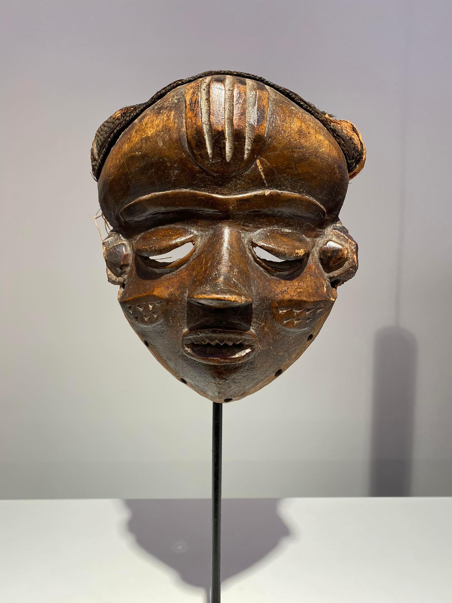 Antike prächtige Pende mbuya Maske DR Kongo Ende 19. (Kongolesisch) im Angebot