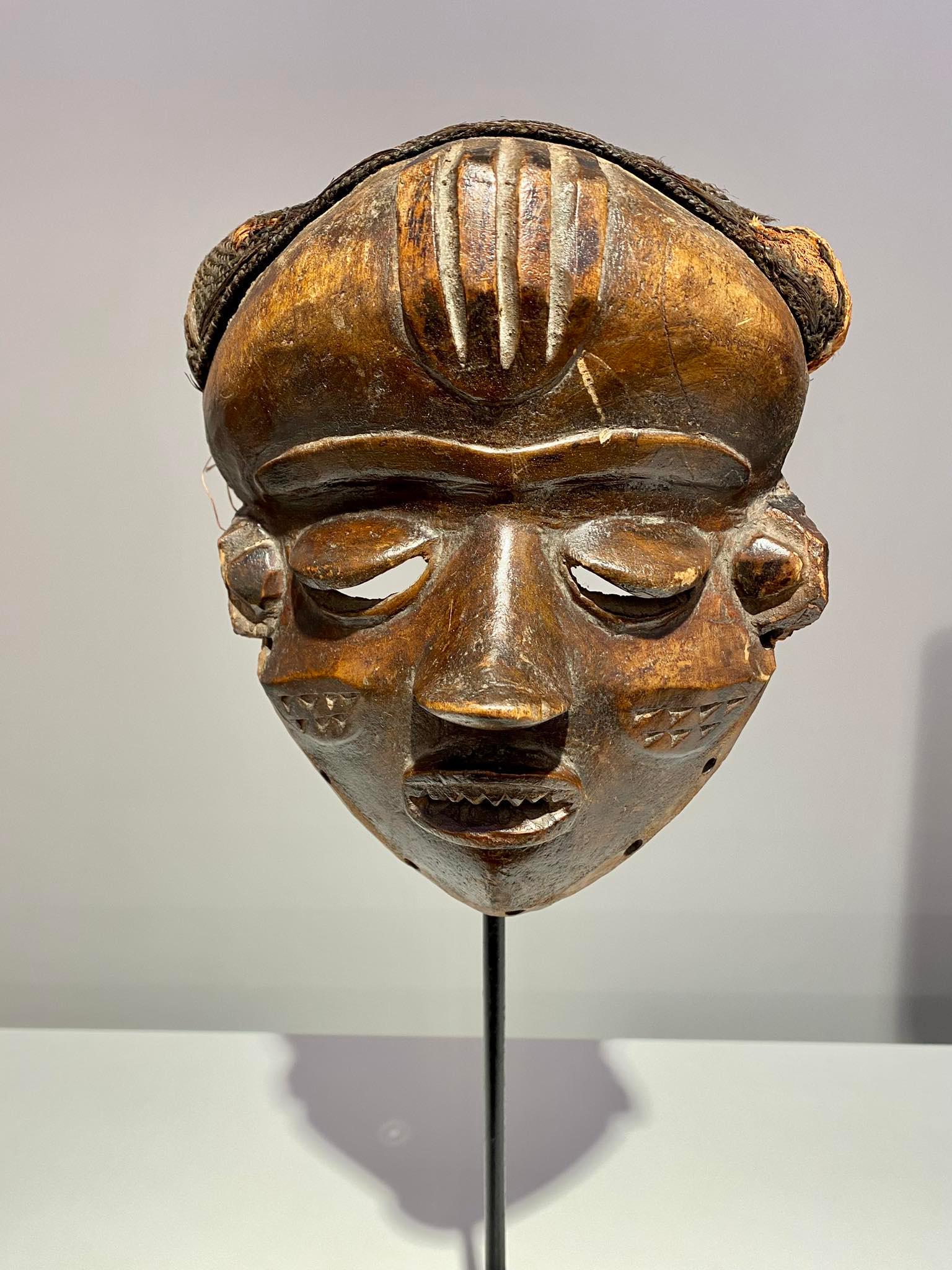Antike prächtige Pende mbuya Maske DR Kongo Ende 19. im Zustand „Hervorragend“ im Angebot in Leuven, BE