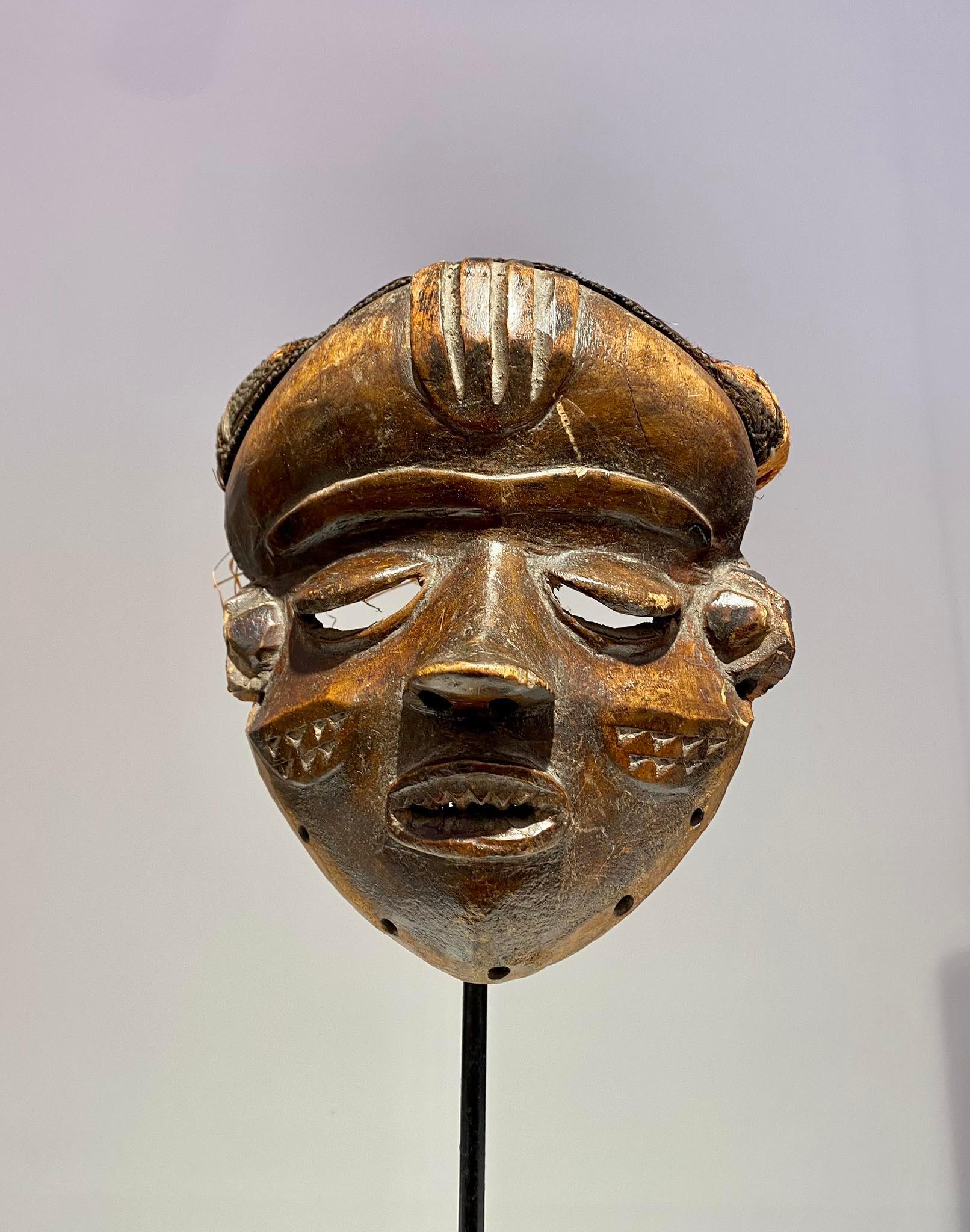 Antike prächtige Pende mbuya Maske DR Kongo Ende 19. (19. Jahrhundert) im Angebot