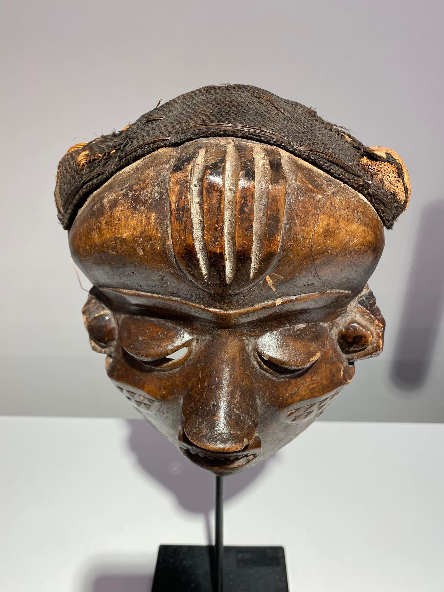 Antike prächtige Pende mbuya Maske DR Kongo Ende 19. (Holz) im Angebot