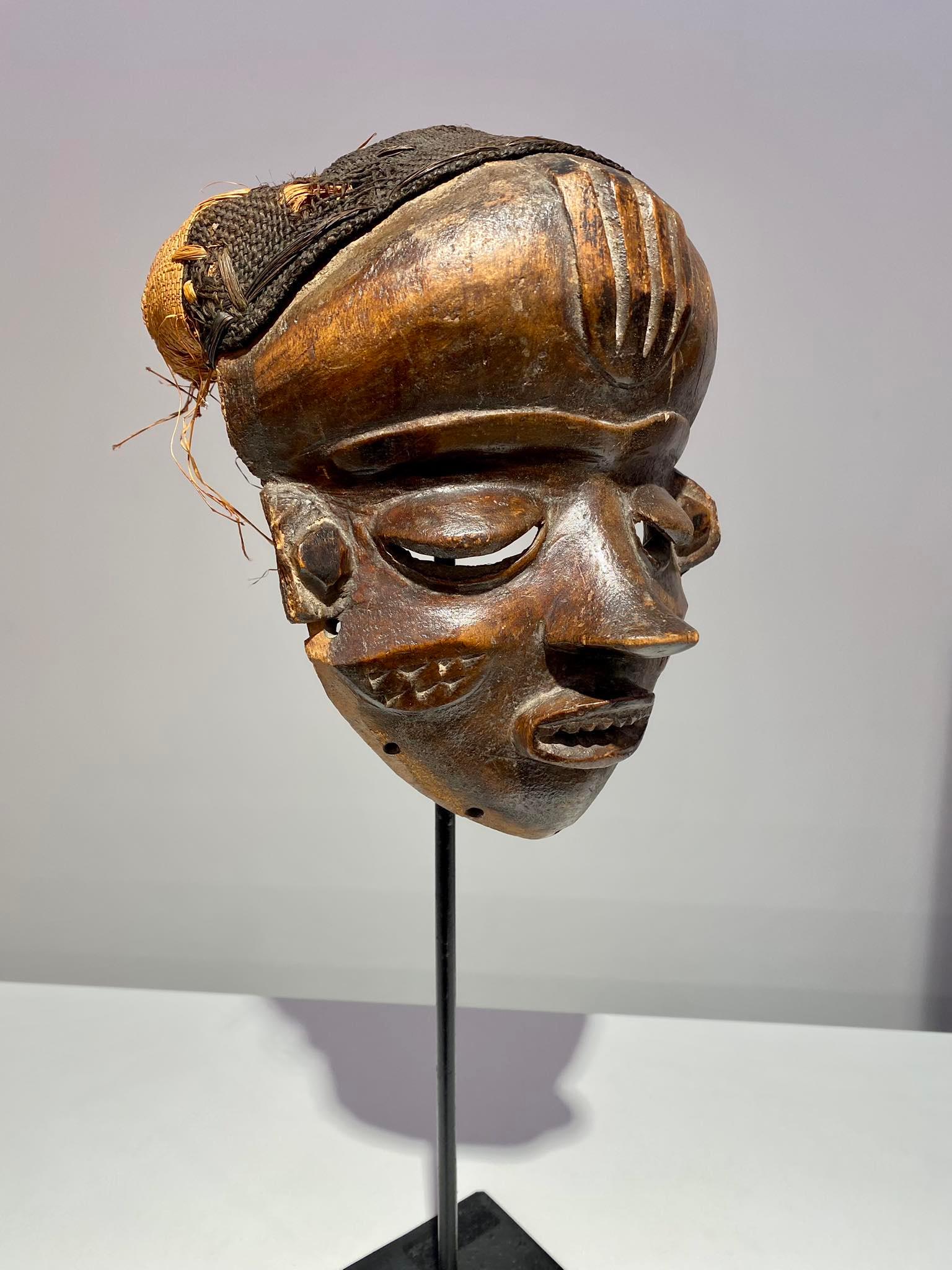 Antike prächtige Pende mbuya Maske DR Kongo Ende 19. im Angebot 1