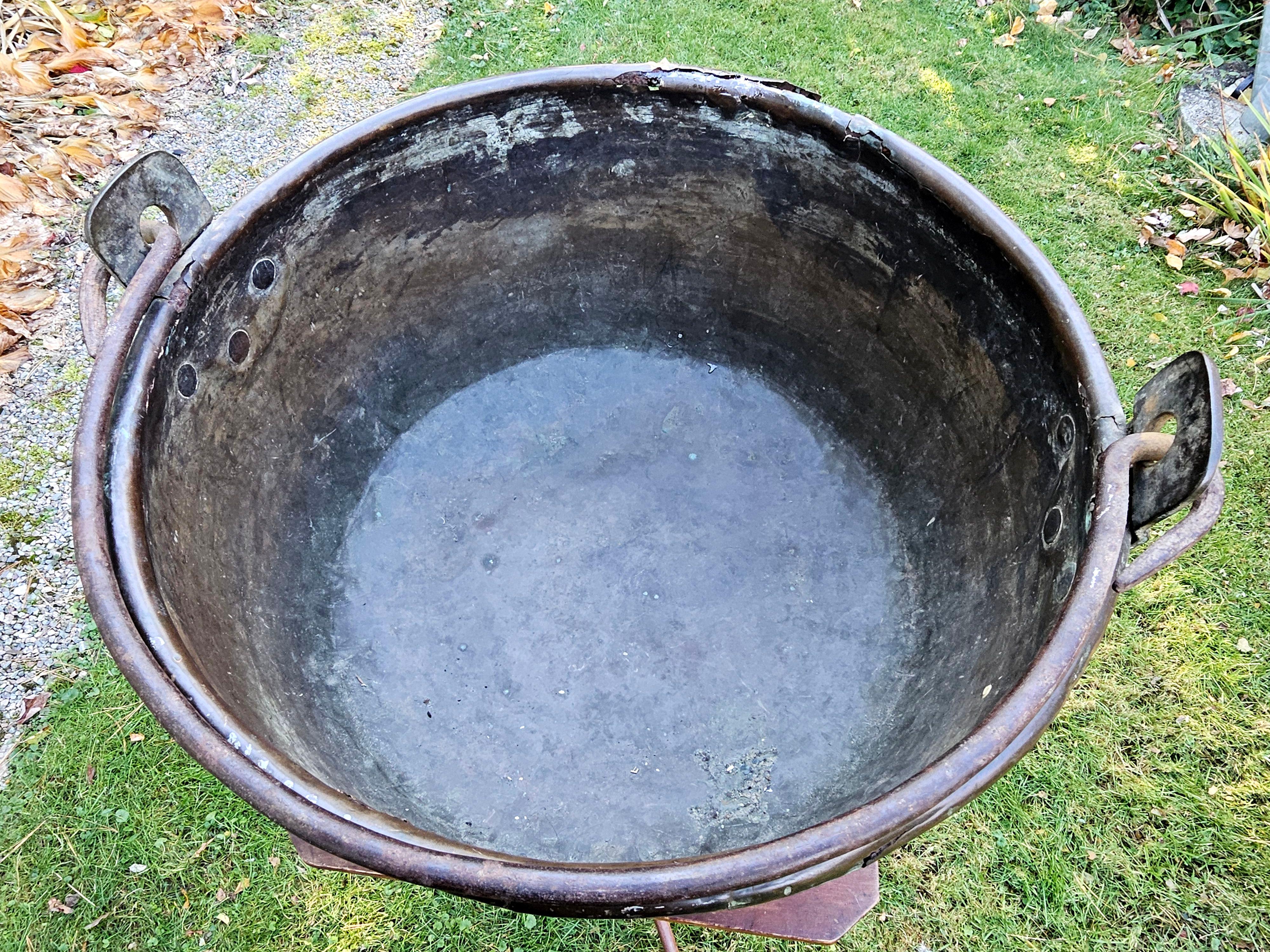 Secchiello antico in rame massiccio e martellato per la cena in vendita 3