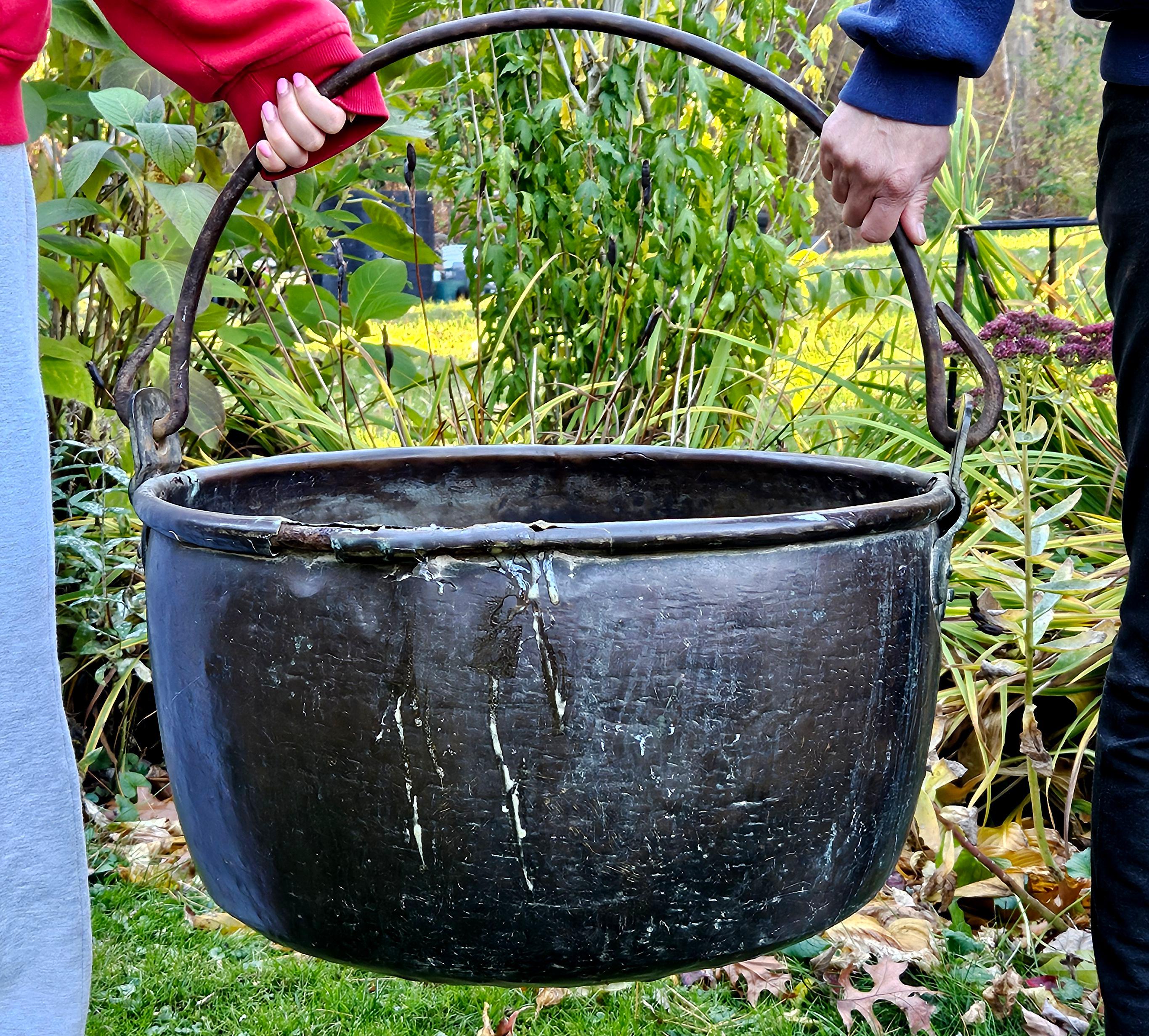 Secchiello antico in rame massiccio e martellato per la cena in vendita 5