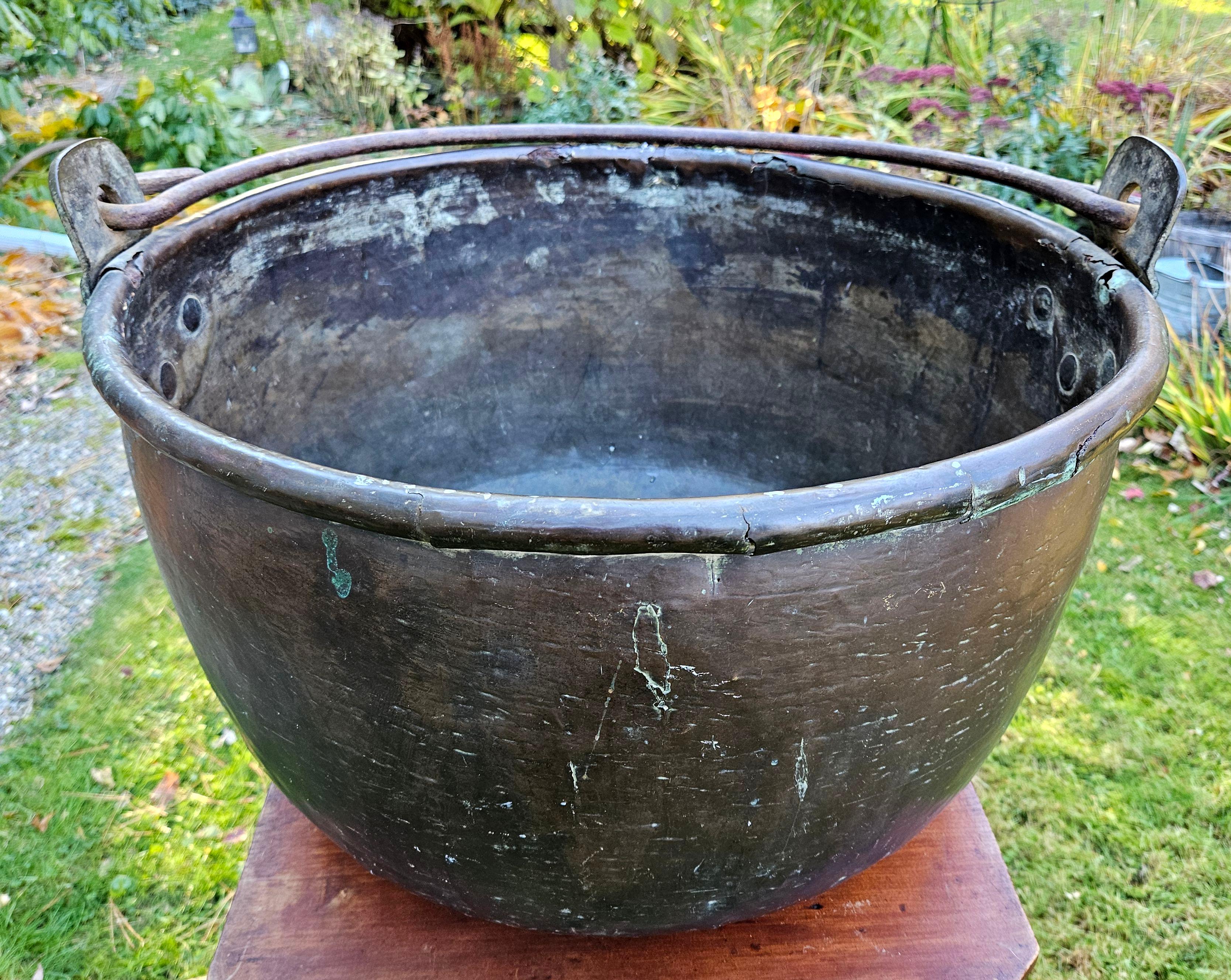 Inglese Secchiello antico in rame massiccio e martellato per la cena in vendita