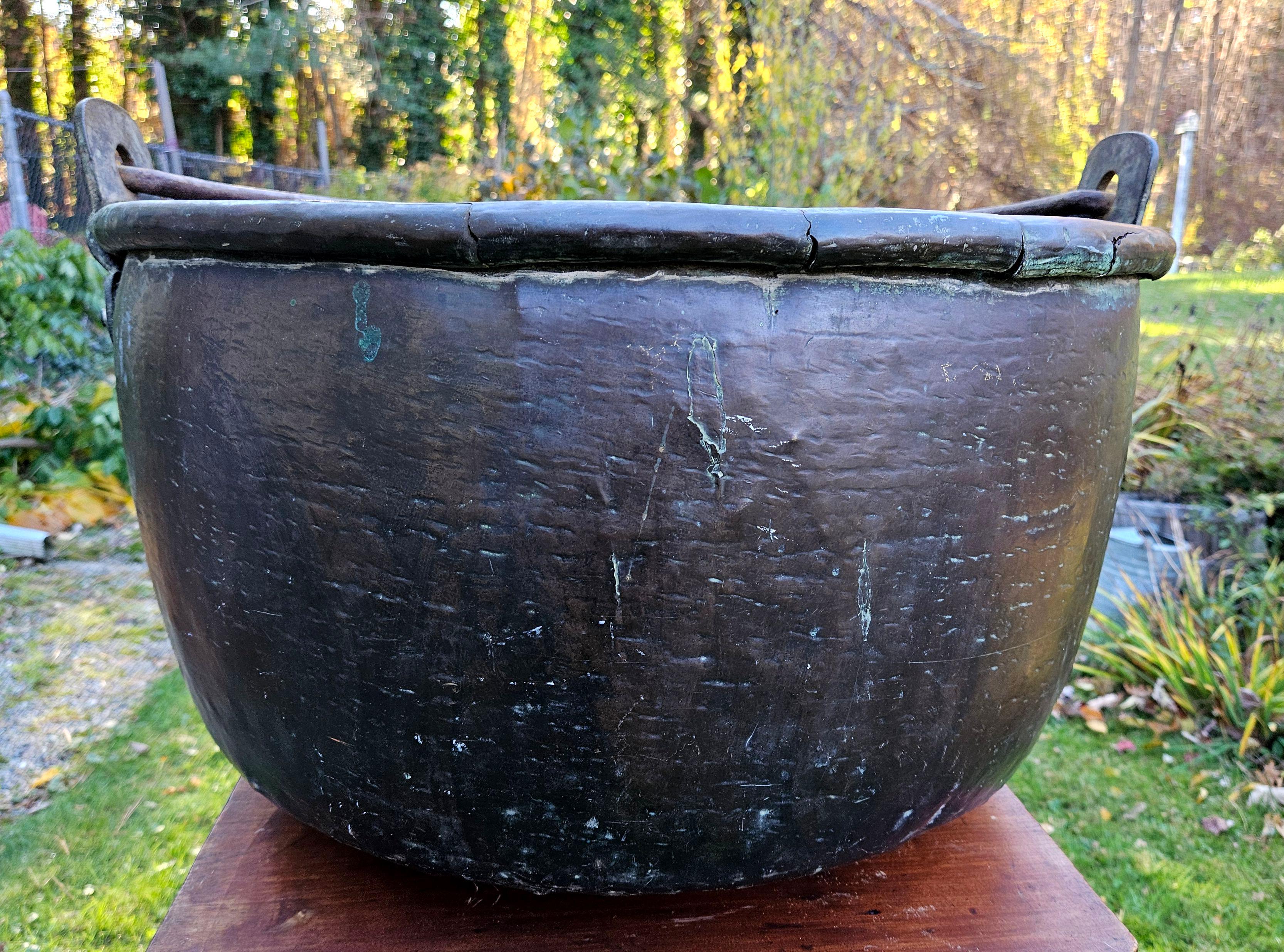 Fatto a mano Secchiello antico in rame massiccio e martellato per la cena in vendita