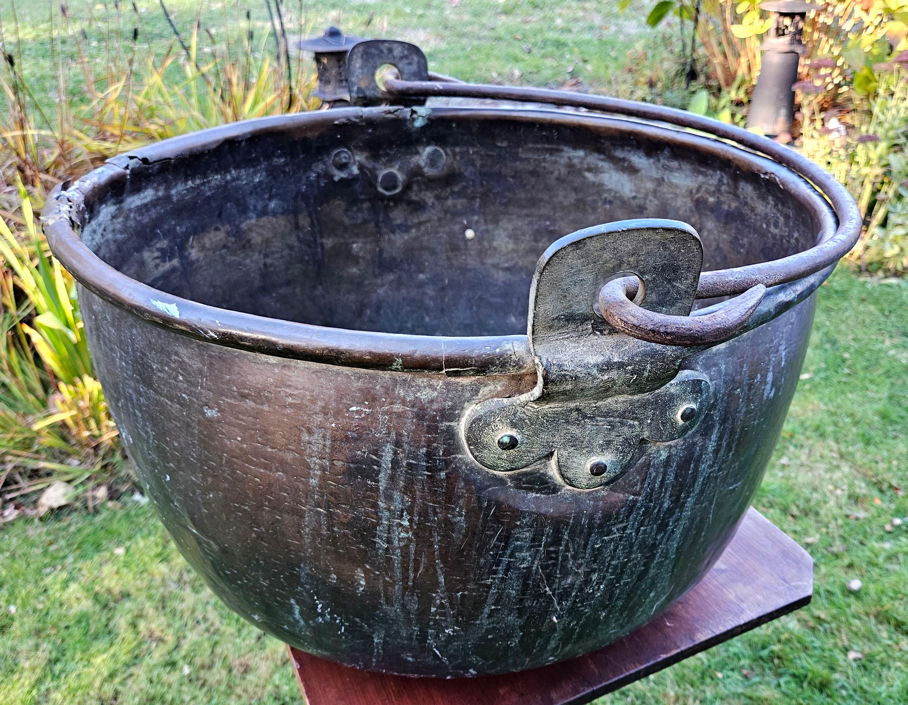 XIX secolo Secchiello antico in rame massiccio e martellato per la cena in vendita