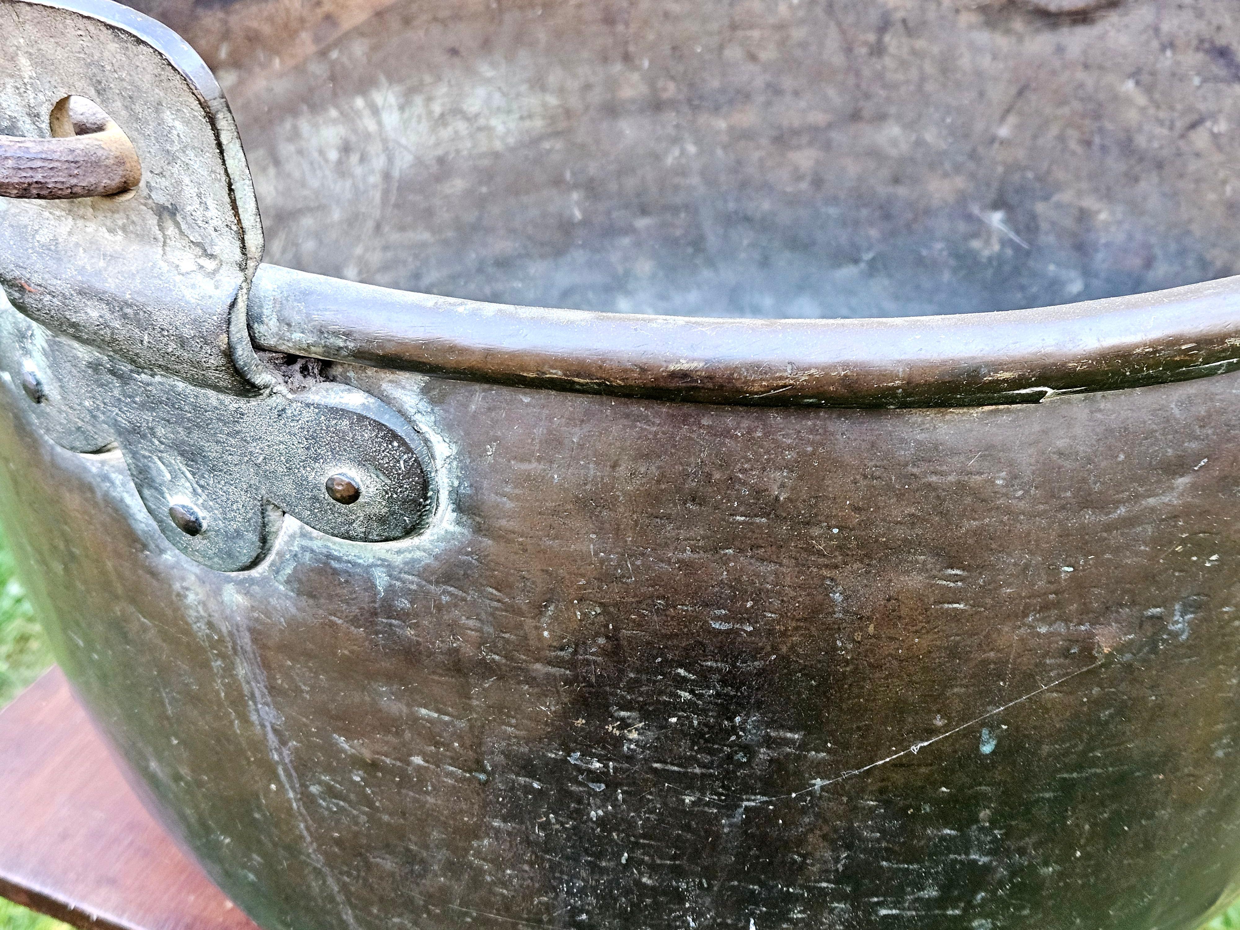 Secchiello antico in rame massiccio e martellato per la cena in vendita 1