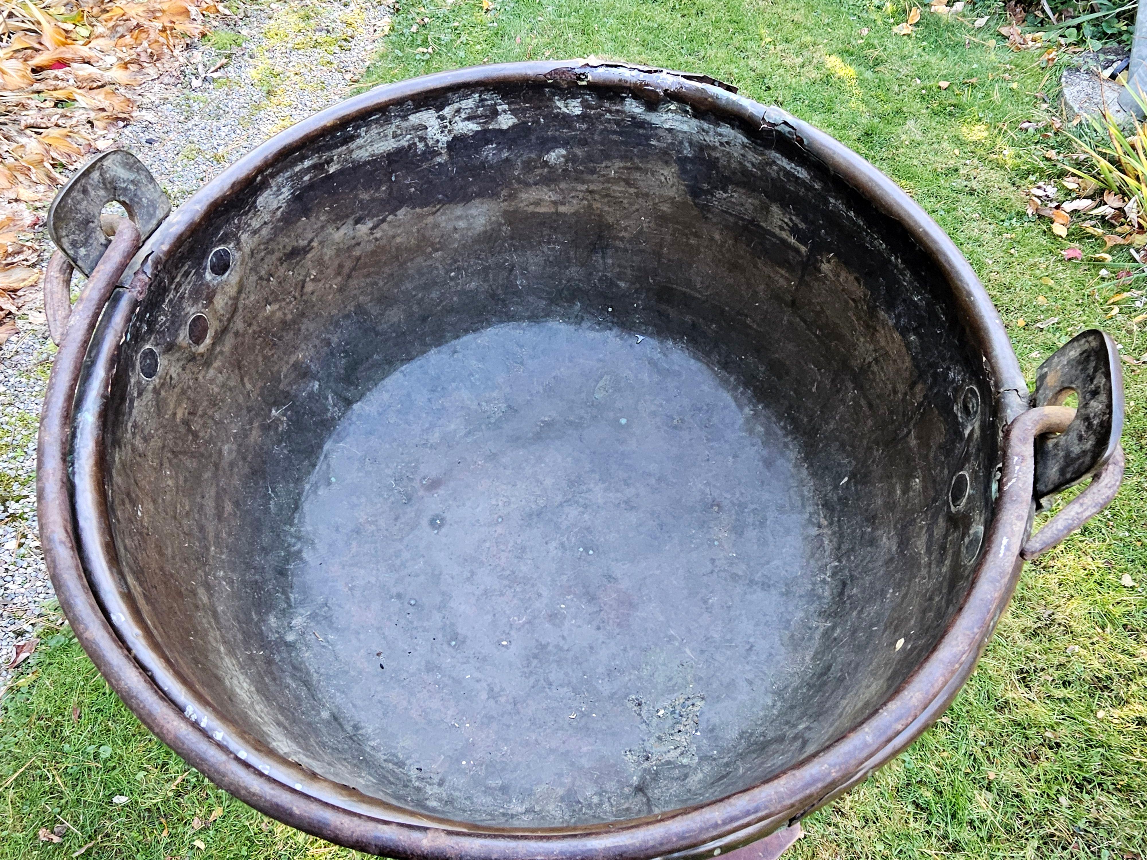 Secchiello antico in rame massiccio e martellato per la cena in vendita 2