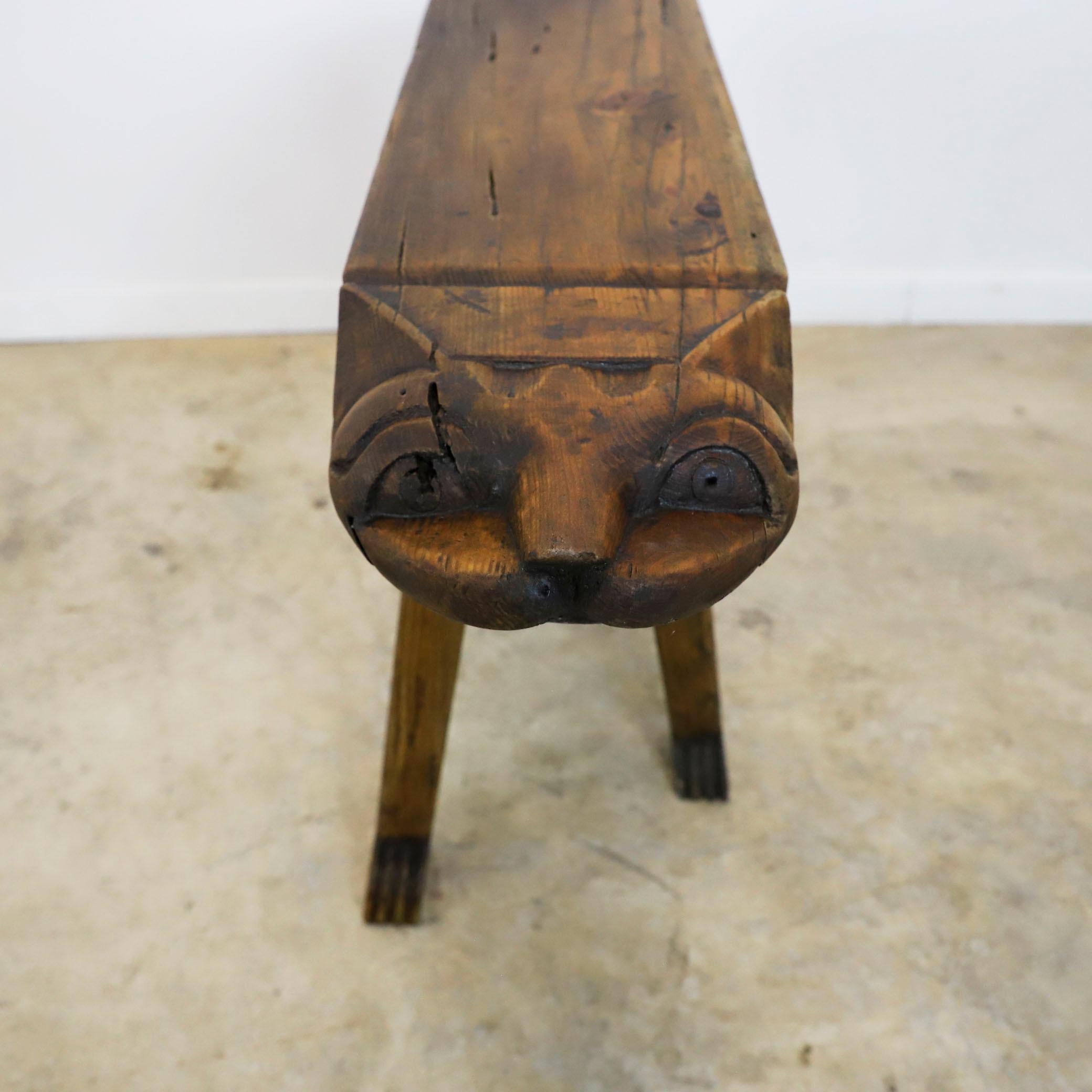 CIRCA 1970, bieten wir diesen antiken surrealistischen Hocker in Form einer Katze aus massivem Kiefernholz an.