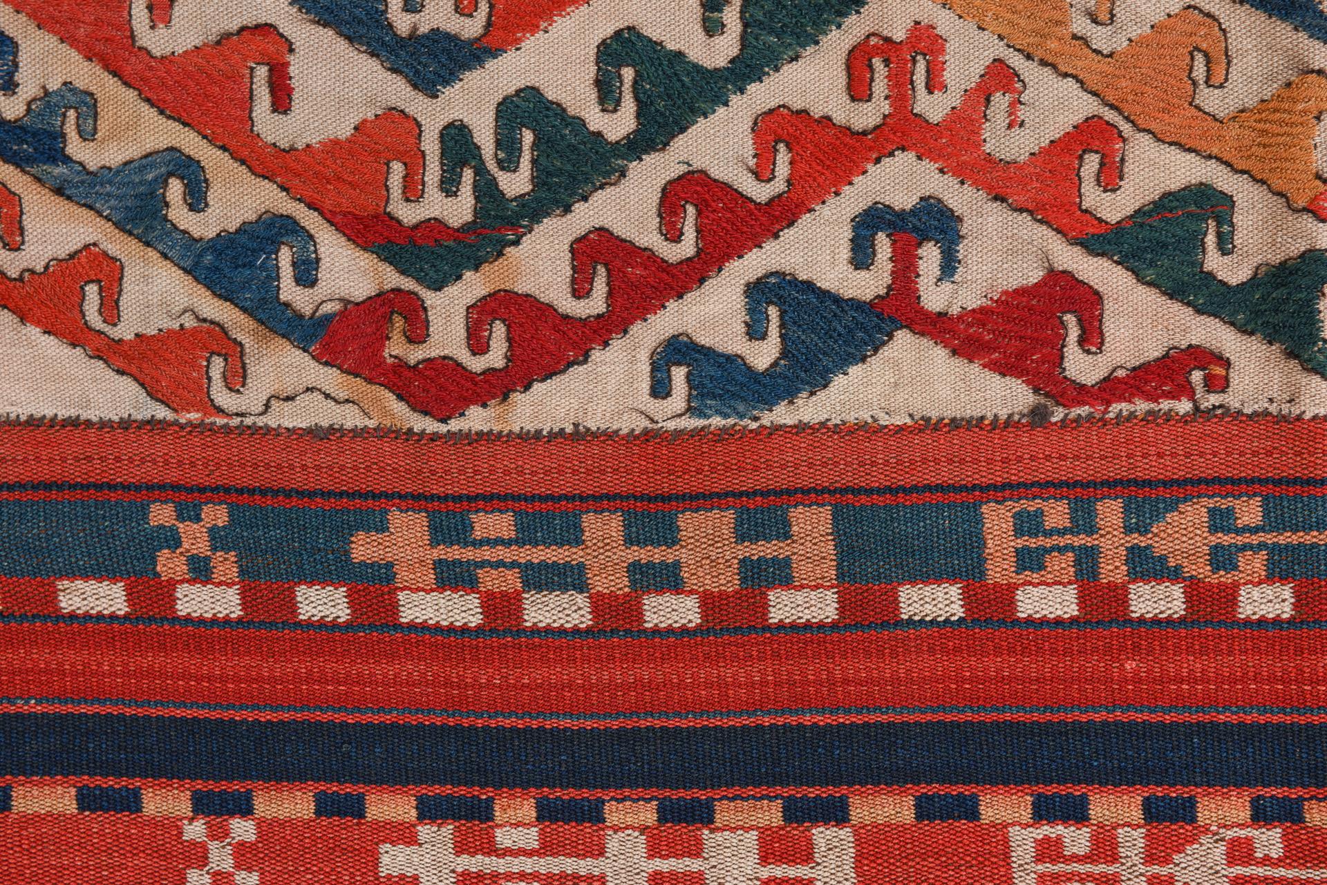 Antique Susani, Fully Embroidered (Handgewebt) im Angebot