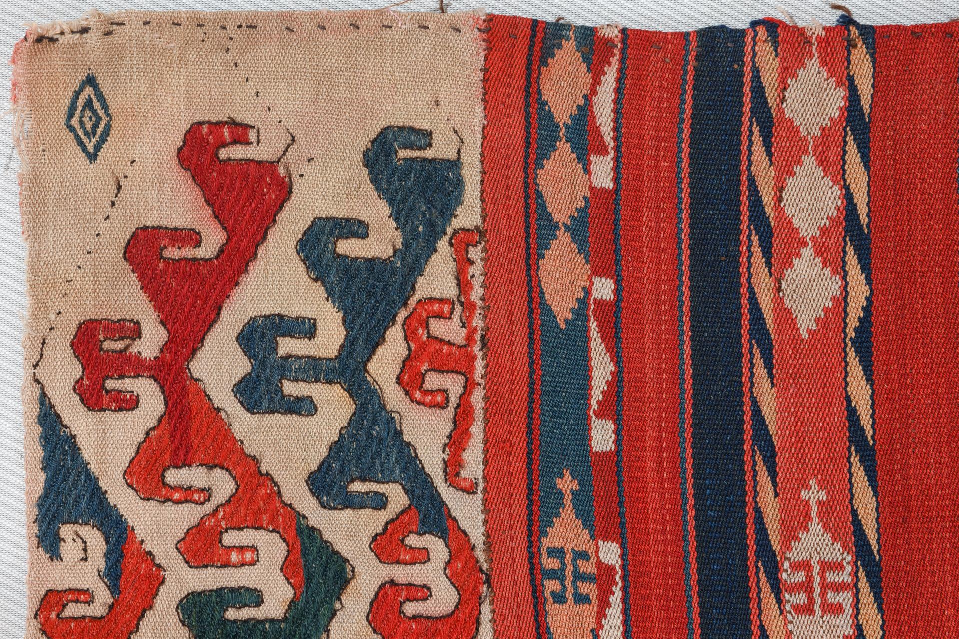 Antique Susani, Fully Embroidered (Wolle) im Angebot