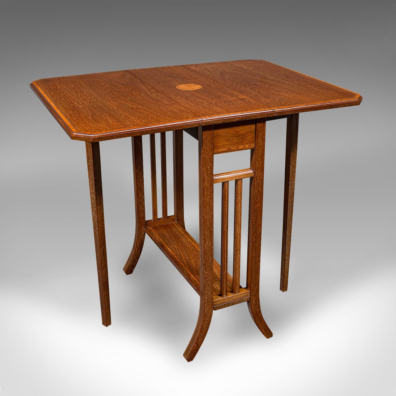 Se trata de una mesa Sutherland antigua. Mesa auxiliar inglesa de caoba y boj con patas de reja, de finales de la época victoriana, hacia 1900.

Magnífica y pequeña mesa auxiliar de color atractivo
Presenta una deseable pátina envejecida y está en