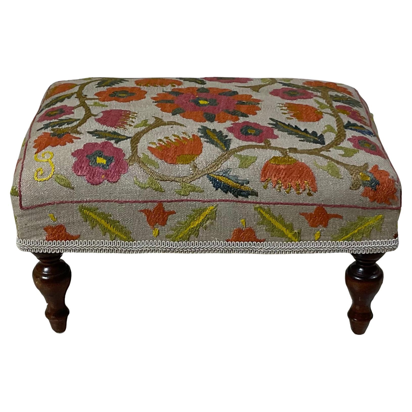 Tabouret ancien Suzani brodé - Soie cousue main au point de croix