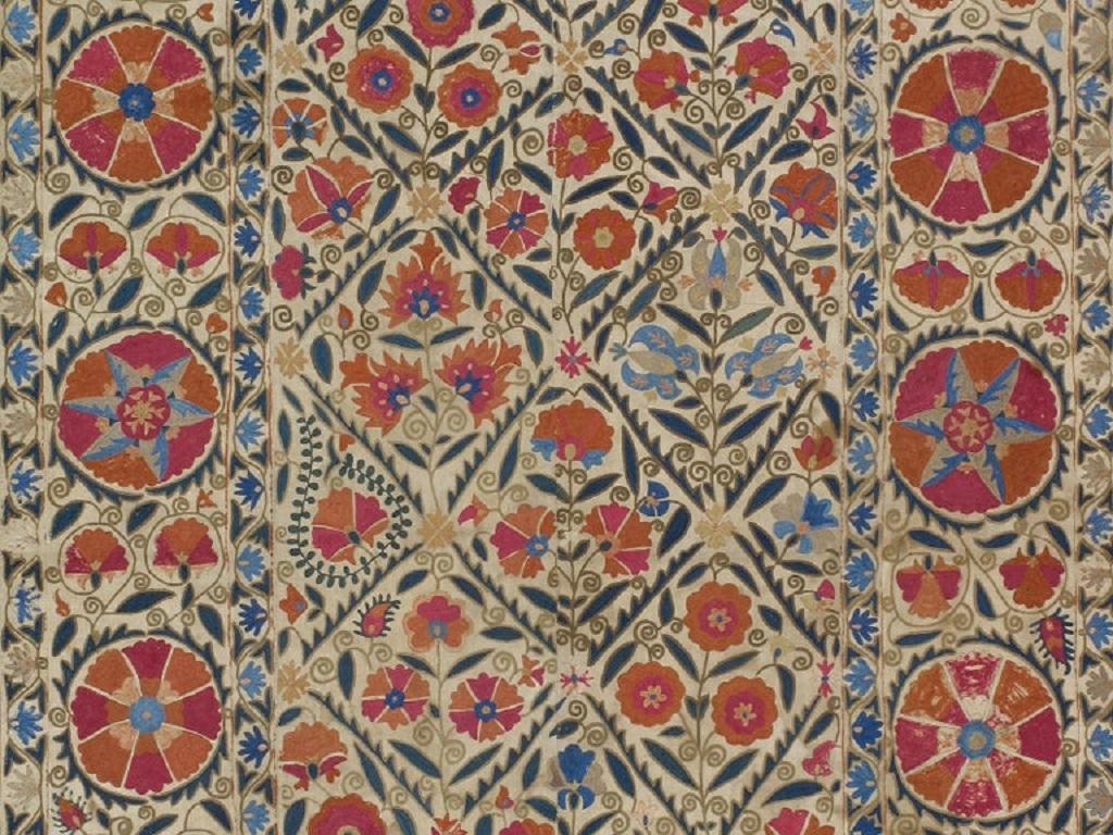 Uno squisito esempio dei meravigliosi ricami in seta dell'Uzbekistan, probabilmente realizzato a Bukhara un secolo e mezzo fa, degno di una collezione seria.