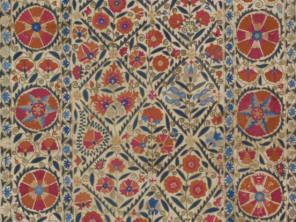 Un exemple exquis des merveilleuses broderies de soie de l'Ouzbékistan, probablement réalisées à Boukhara il y a un siècle et demi, digne d'une collection sérieuse.