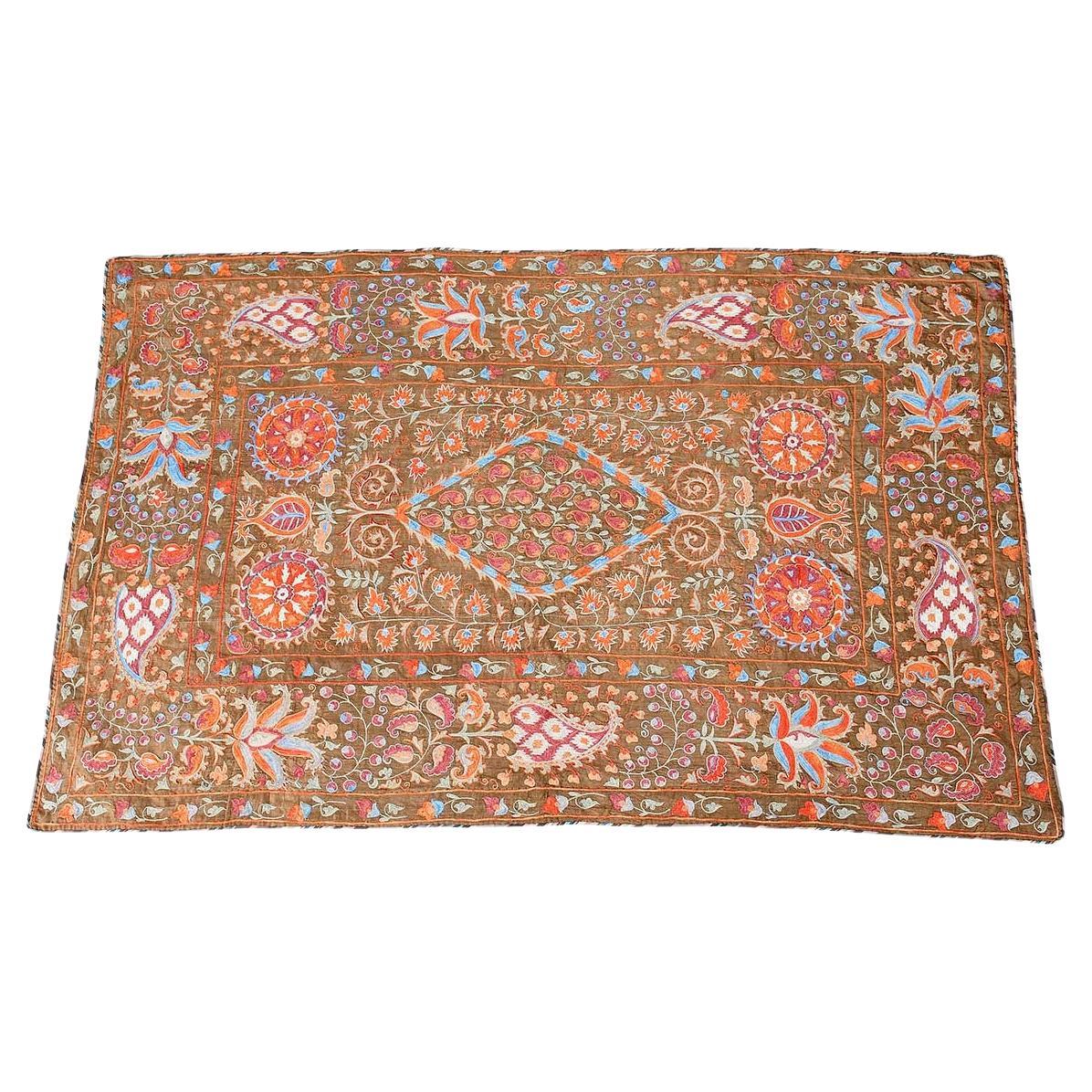 Broderie Suzani ancienne sur fond Brown