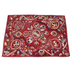 broderie Suzani ancienne sur fond de laine rouge