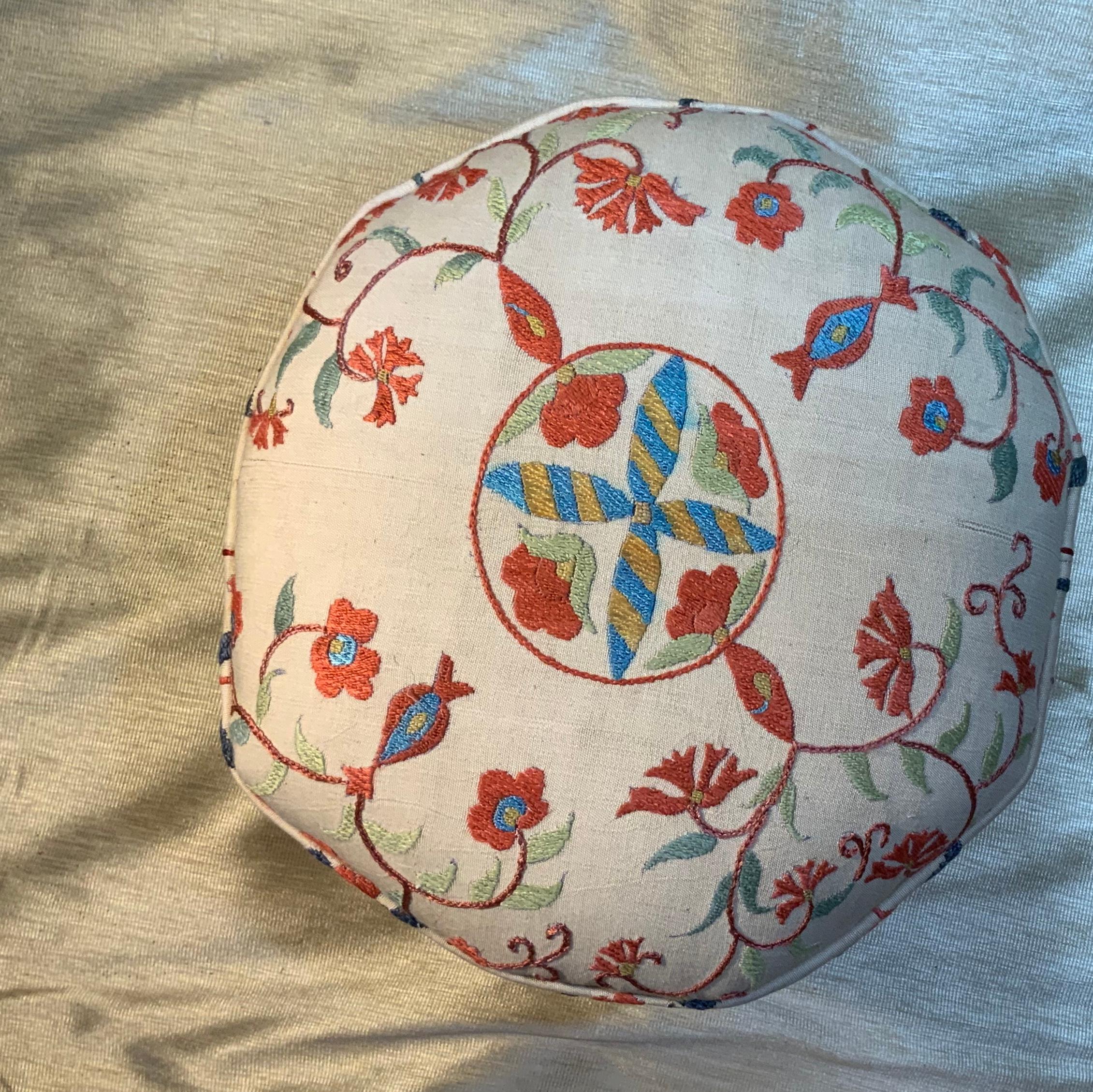 Antique Suzani Foot Stool Bon état - En vente à Delray Beach, FL