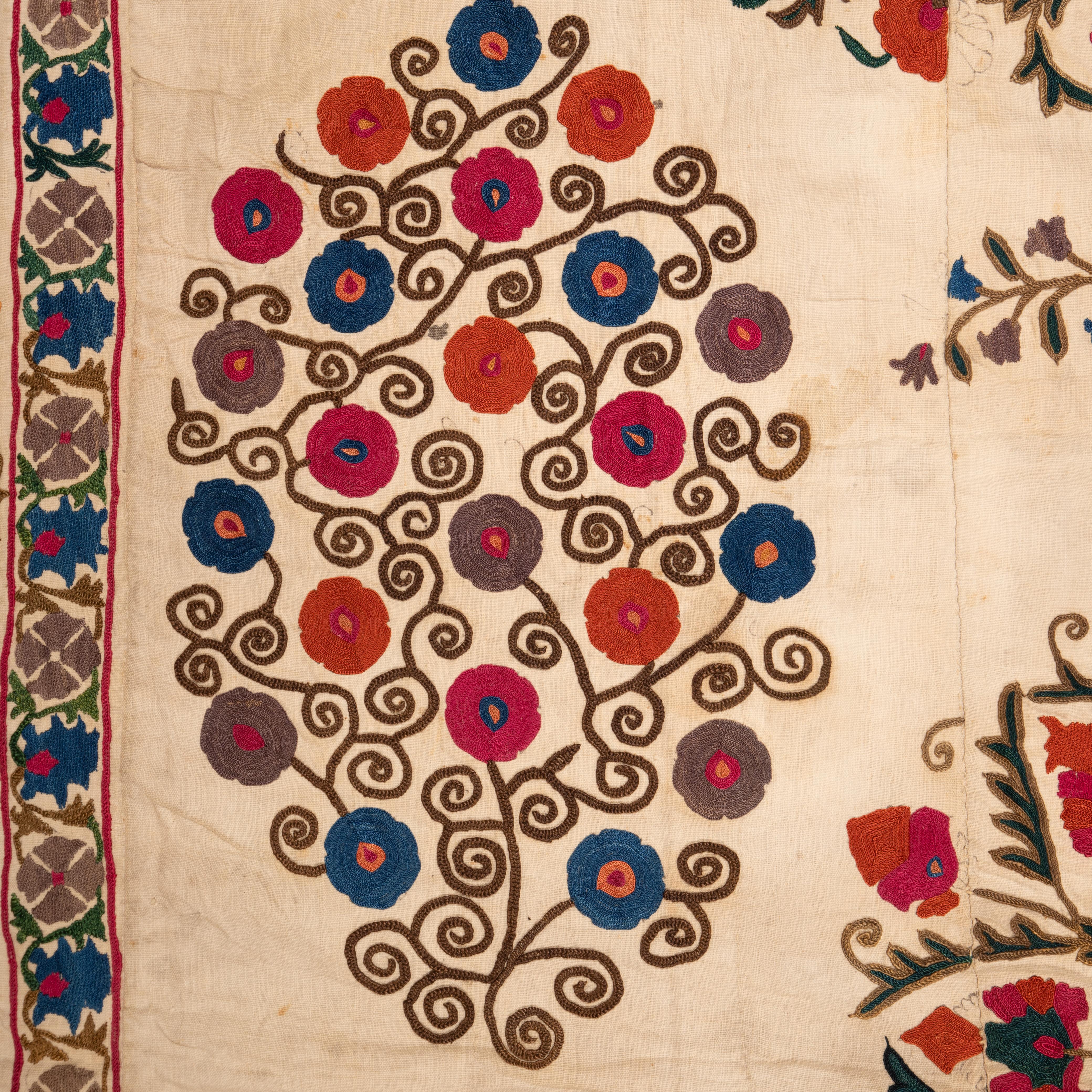 Antico Suzani di Bukara, Uzbekistan, XIX secolo. in vendita 4