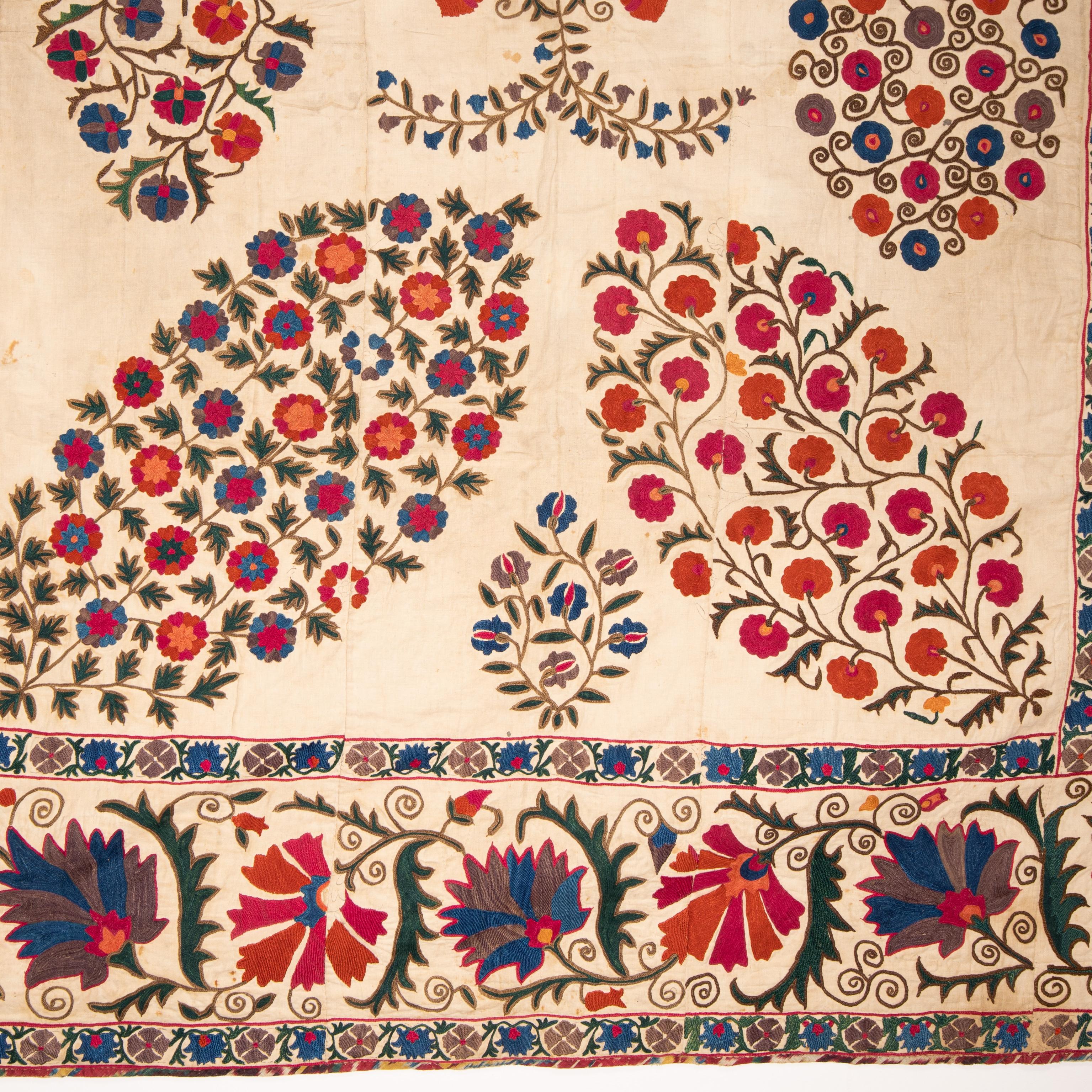 Antico Suzani di Bukara, Uzbekistan, XIX secolo. In condizioni buone in vendita a Istanbul, TR