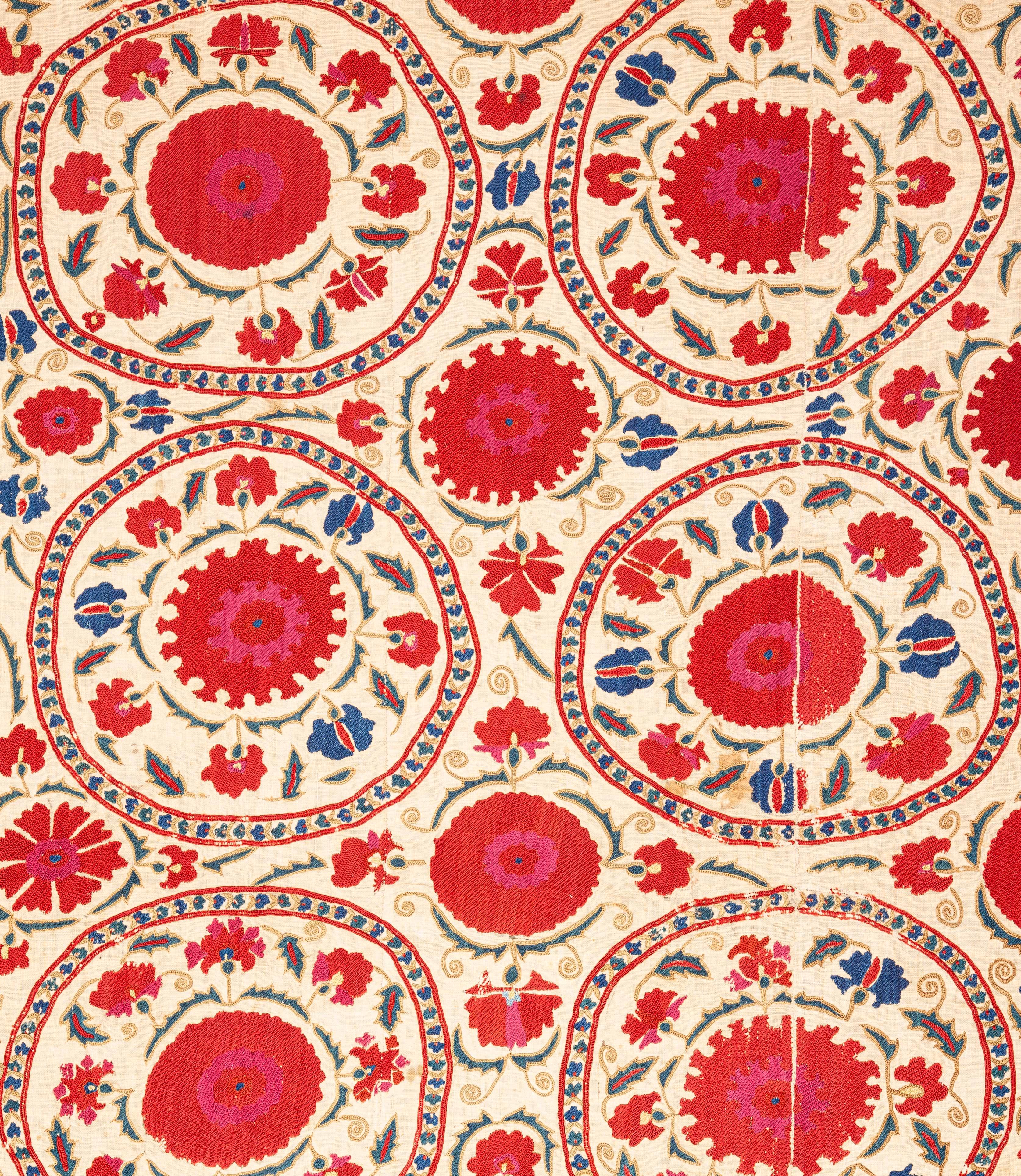 Un très bon exemple de Suzanis anciens de Boukhara en Ouzbékistan avec un design plus rare.
La pièce a été reliée avec du coton plian.