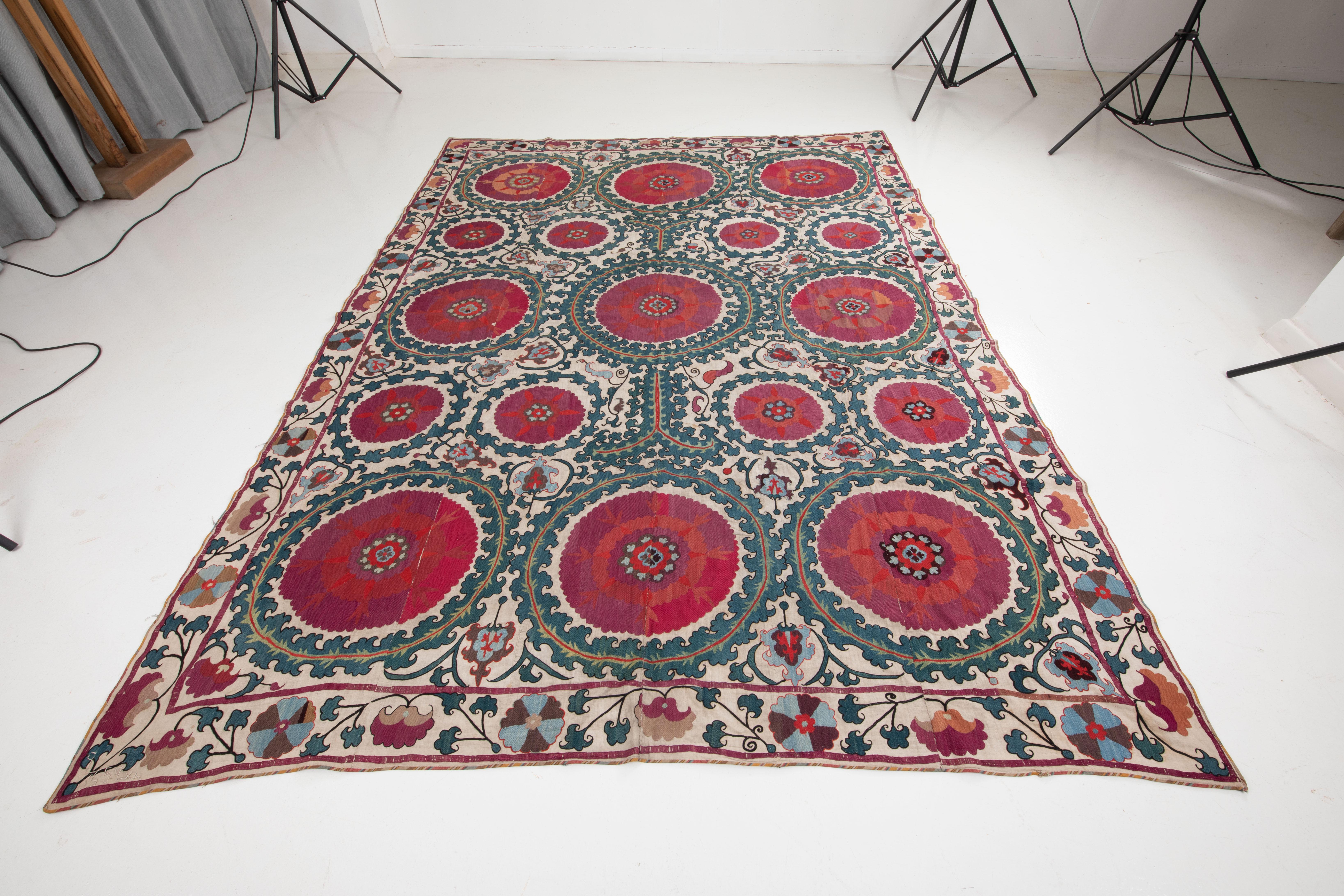 Antique Suzani from Samarkand, Uzbekistan, 19th C. In Good Condition For Sale In Istanbul, TR
