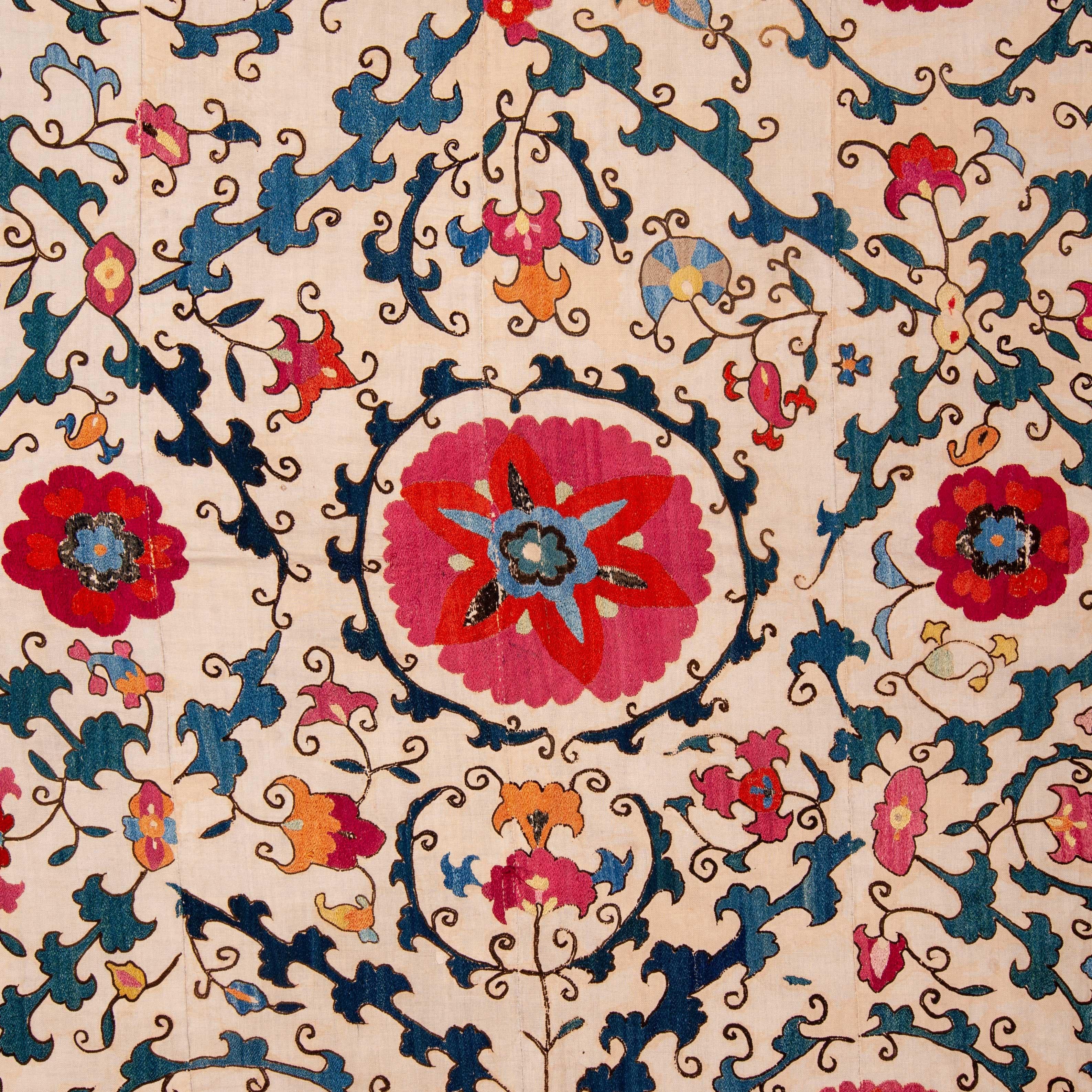 A rare design to come by among antique suzanis from Samarkand. Recently lined with plain linen.
   