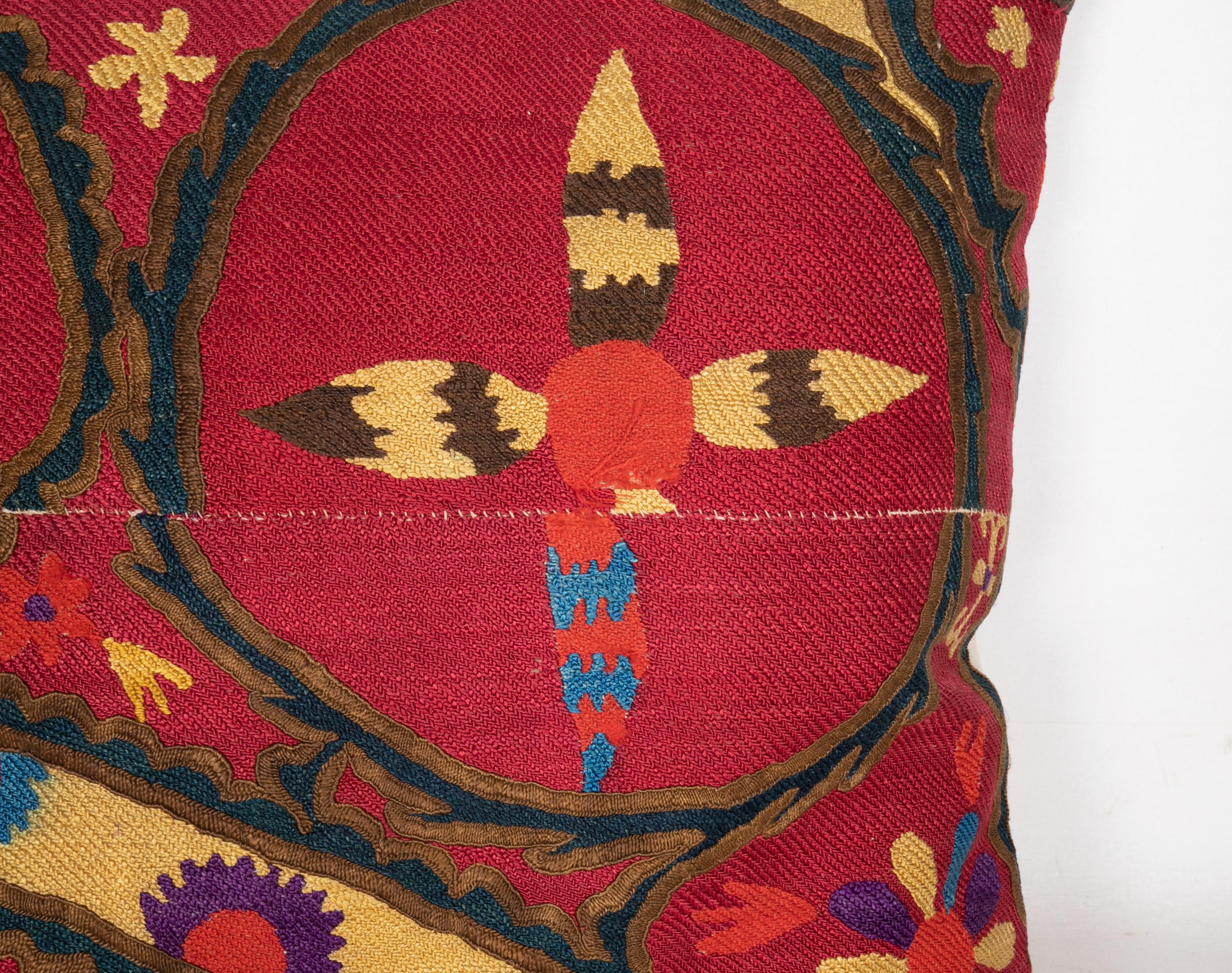 Ouzbek Étui d'oreiller Suzani ancien façonné à partir d'une Suzani de Pishkent (Pologne) de la fin du XIXe siècle en vente