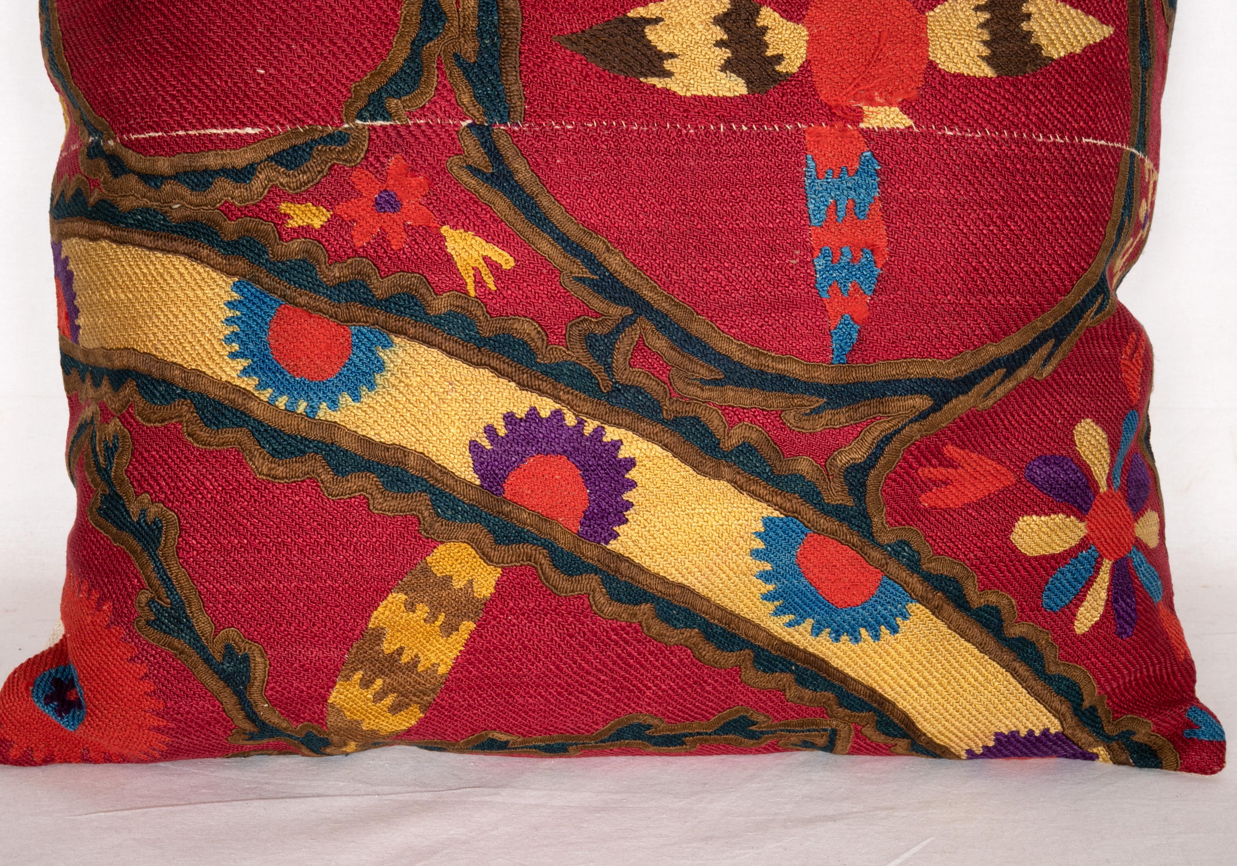 Brodé Étui d'oreiller Suzani ancien façonné à partir d'une Suzani de Pishkent (Pologne) de la fin du XIXe siècle en vente