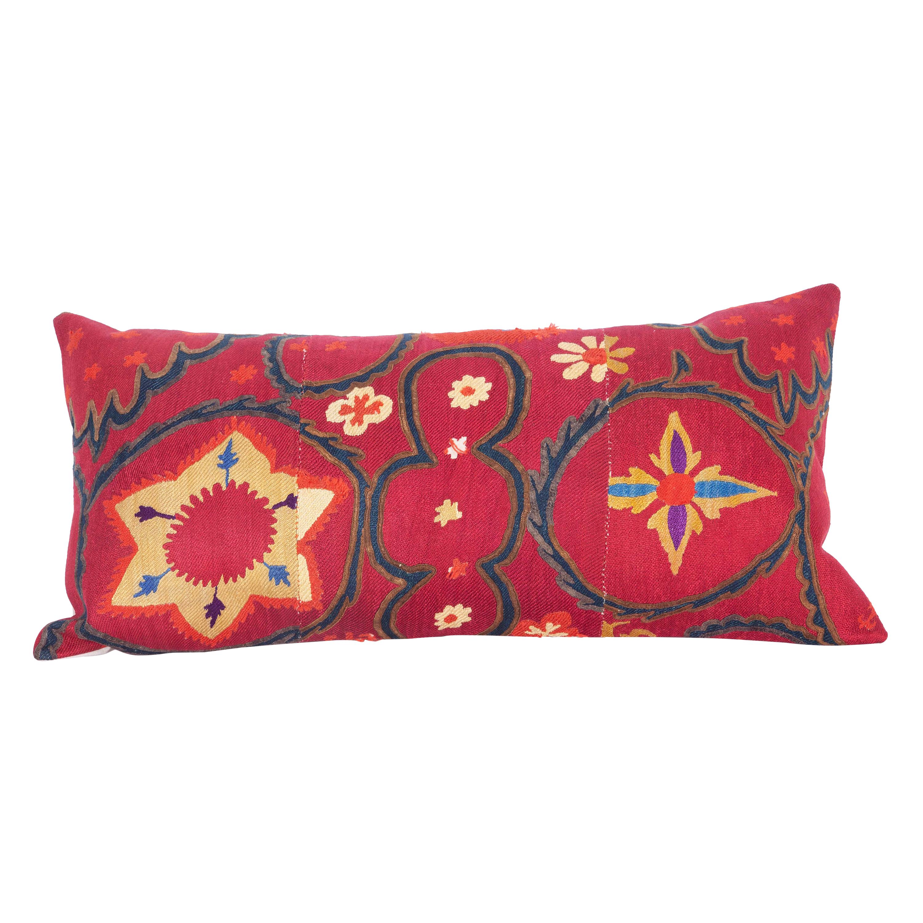 Funda de almohada suzani antigua confeccionada a partir de un suzani de Pishkent de finales del siglo XIX