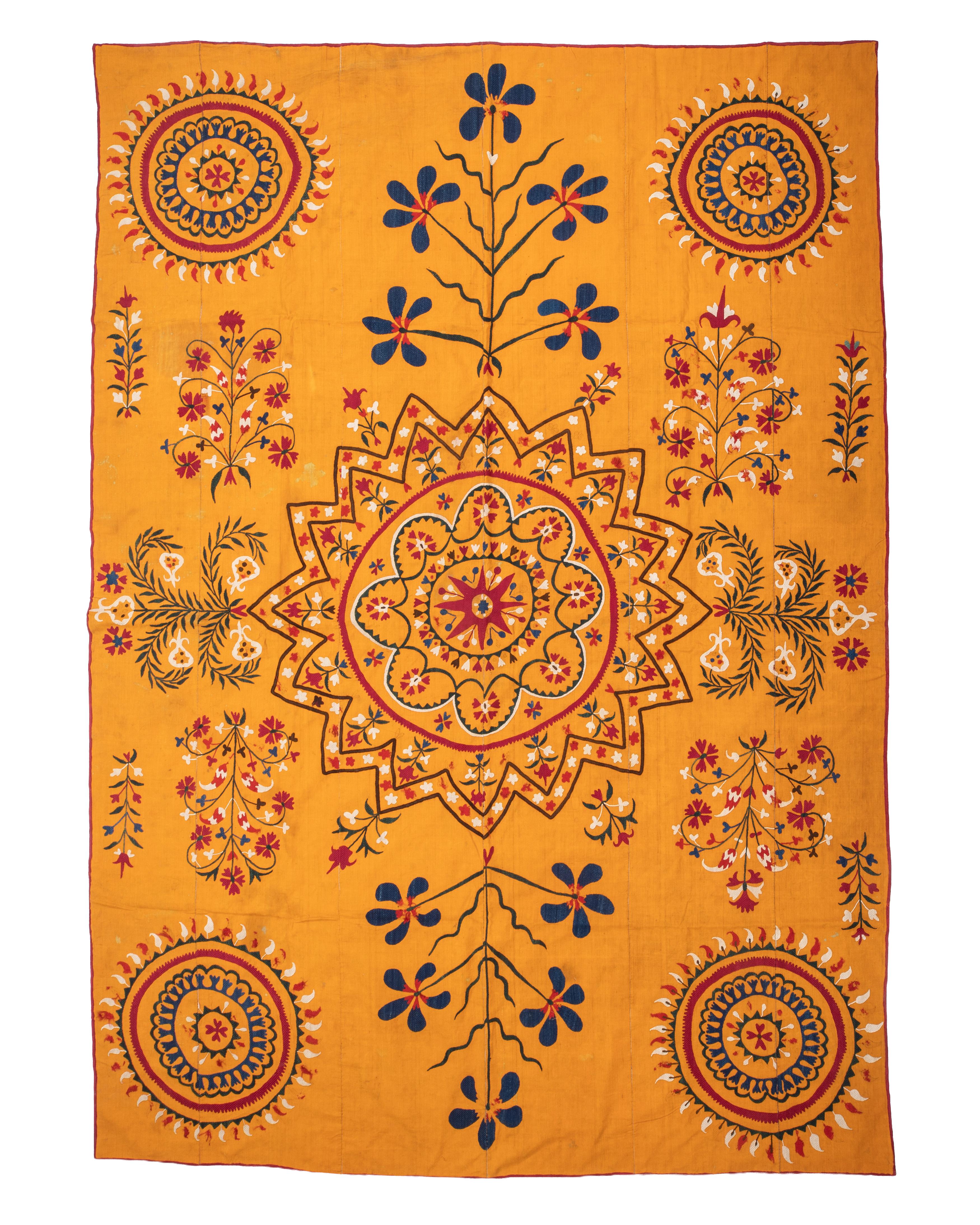 Un motif plus rare sur ce suzani brodé sur fond orange en provenance de Tachkent en Ouzbékistan.
Bordures manquantes.