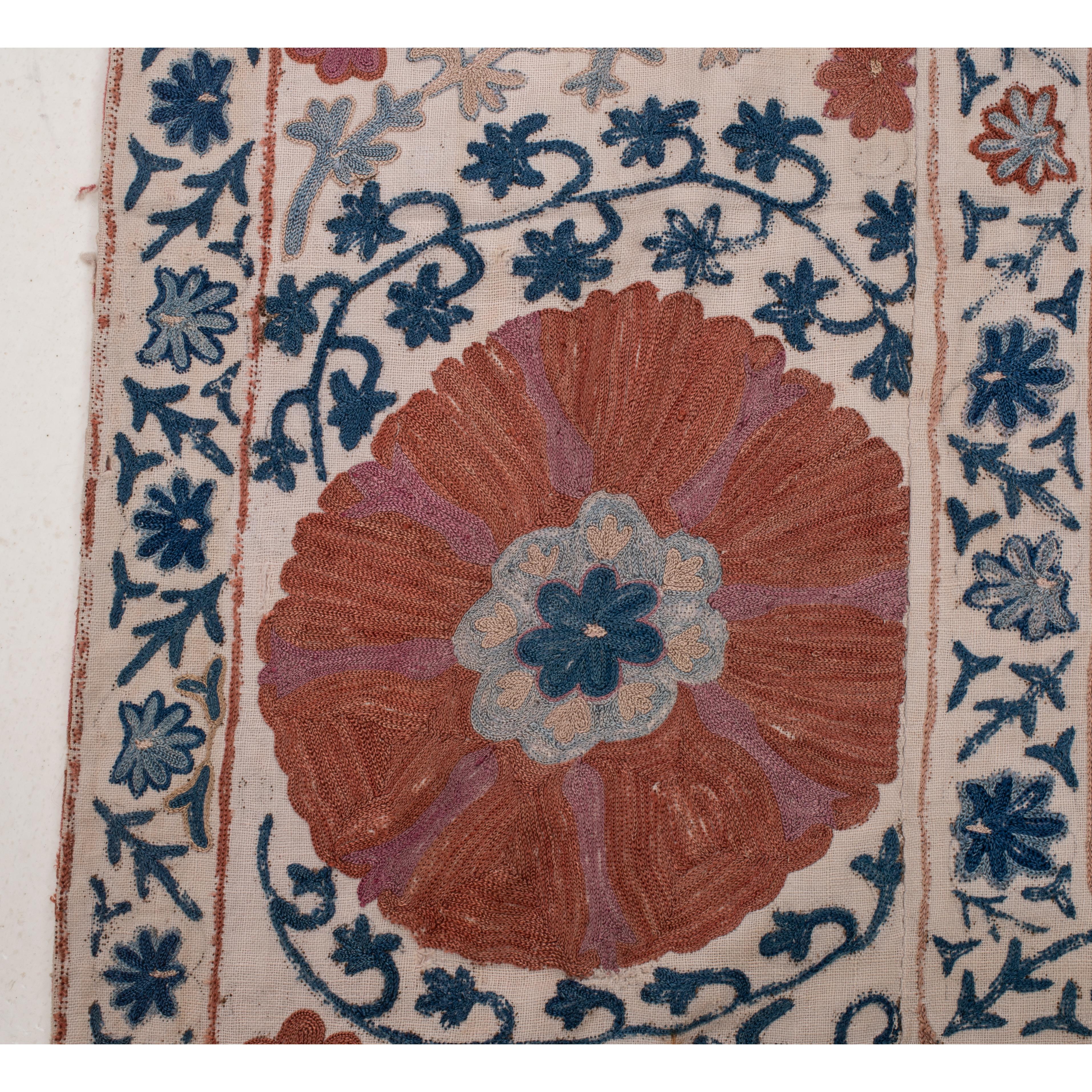Brodé Ancien Suzani avec éléments de design zoomorphe, Bukhara Uzbekistan, fin du 19e siècle en vente