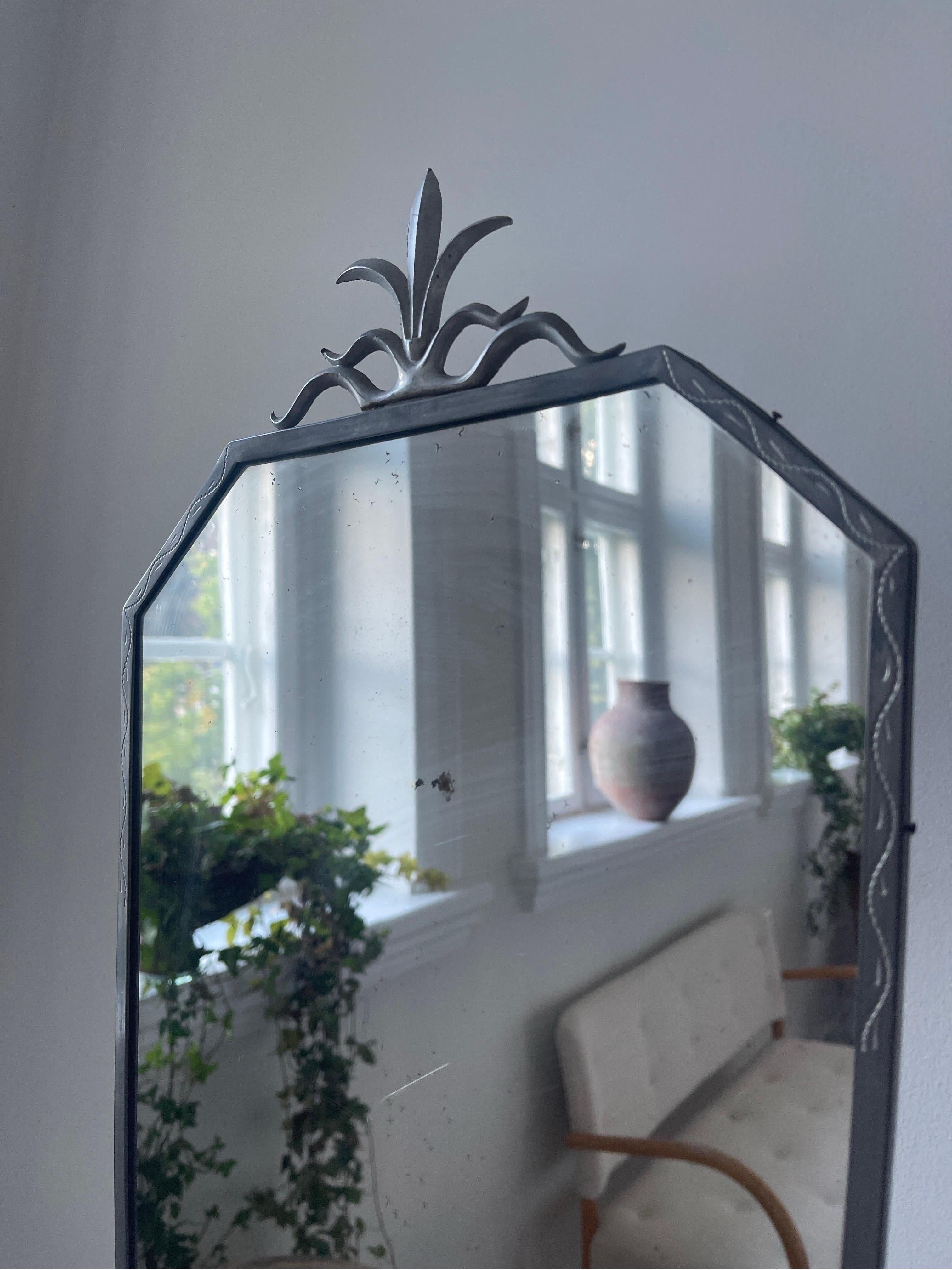 Svenskt Tenn - Swedish Grace / Modern Scandinavian Early

Magnifique miroir décoratif ancien en étain, Svenskt Tenn, Suède, années 1920. 

Les détails et les ornements sont très bien réalisés à la main.

Le miroir présente des signes d'usure dus à