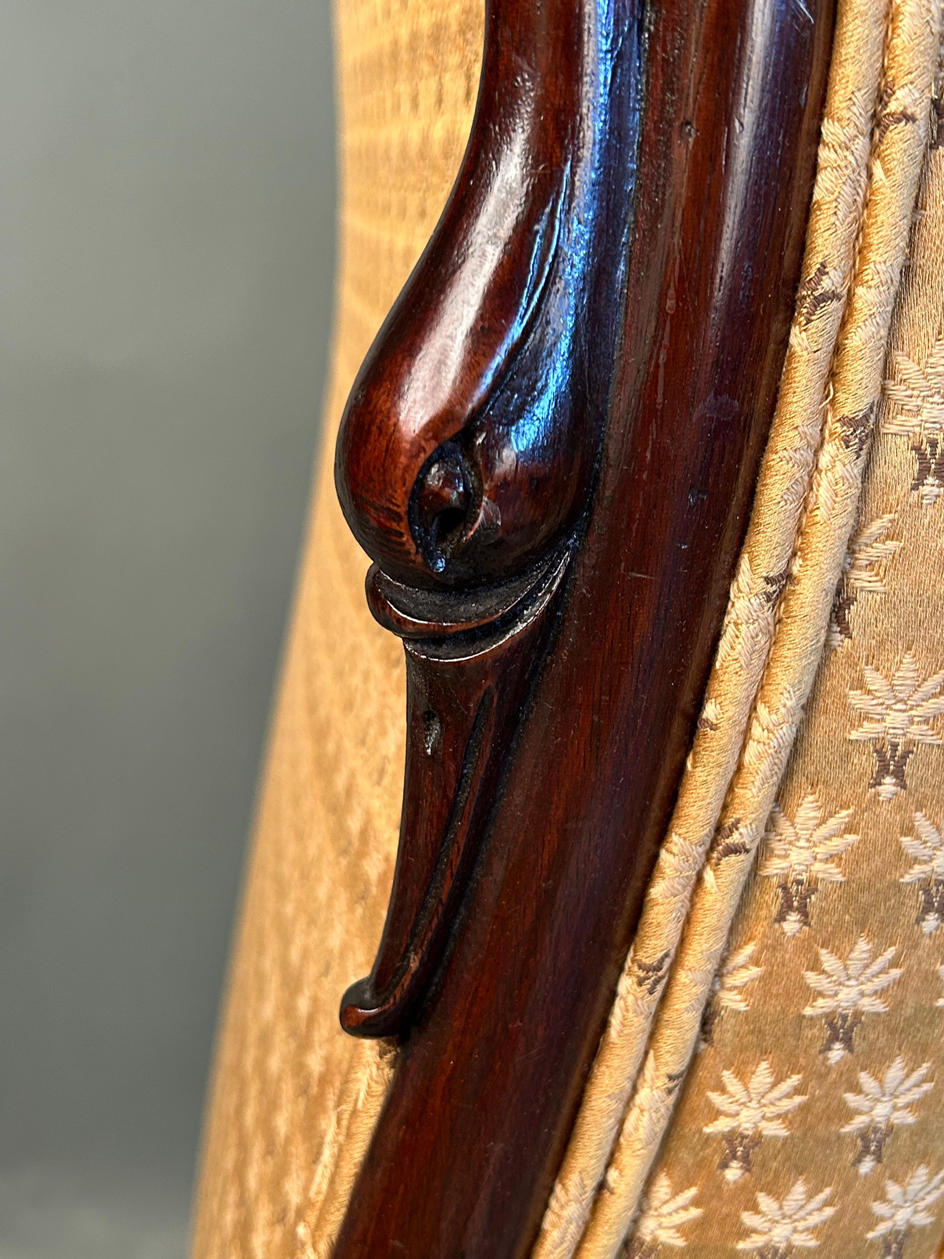 Rarissimo divano in mogano intagliato a cigno dei primi anni del 1900. Con alti braccioli intagliati a forma di cigno, una seduta profonda, piedi intagliati a forma di artiglio e di palla, decorazioni in testa di chiodo e la cornice più stravagante.