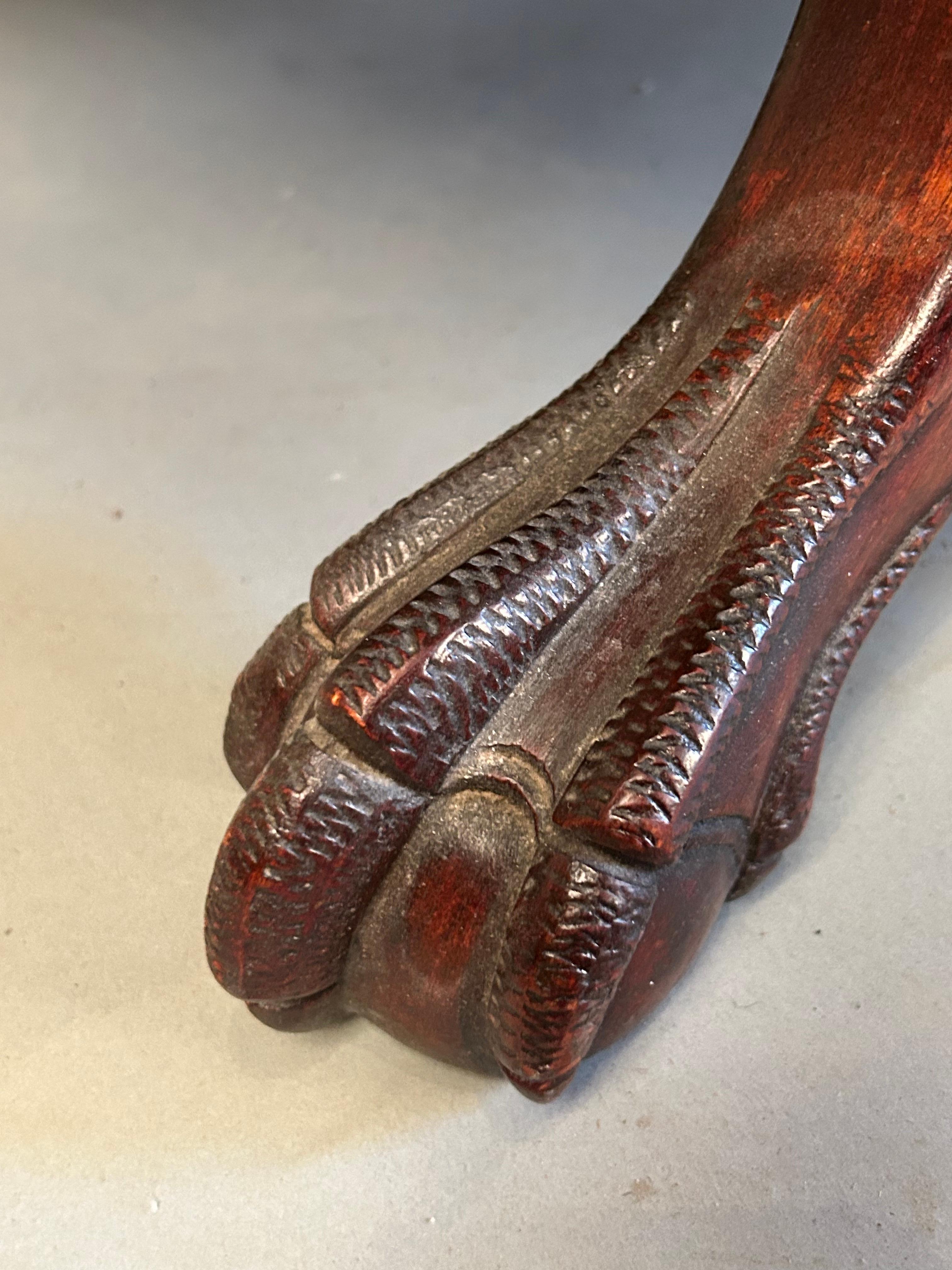 Intagliato a mano Antico divano in mogano con piedi ad artiglio intagliati a forma di cigno in vendita