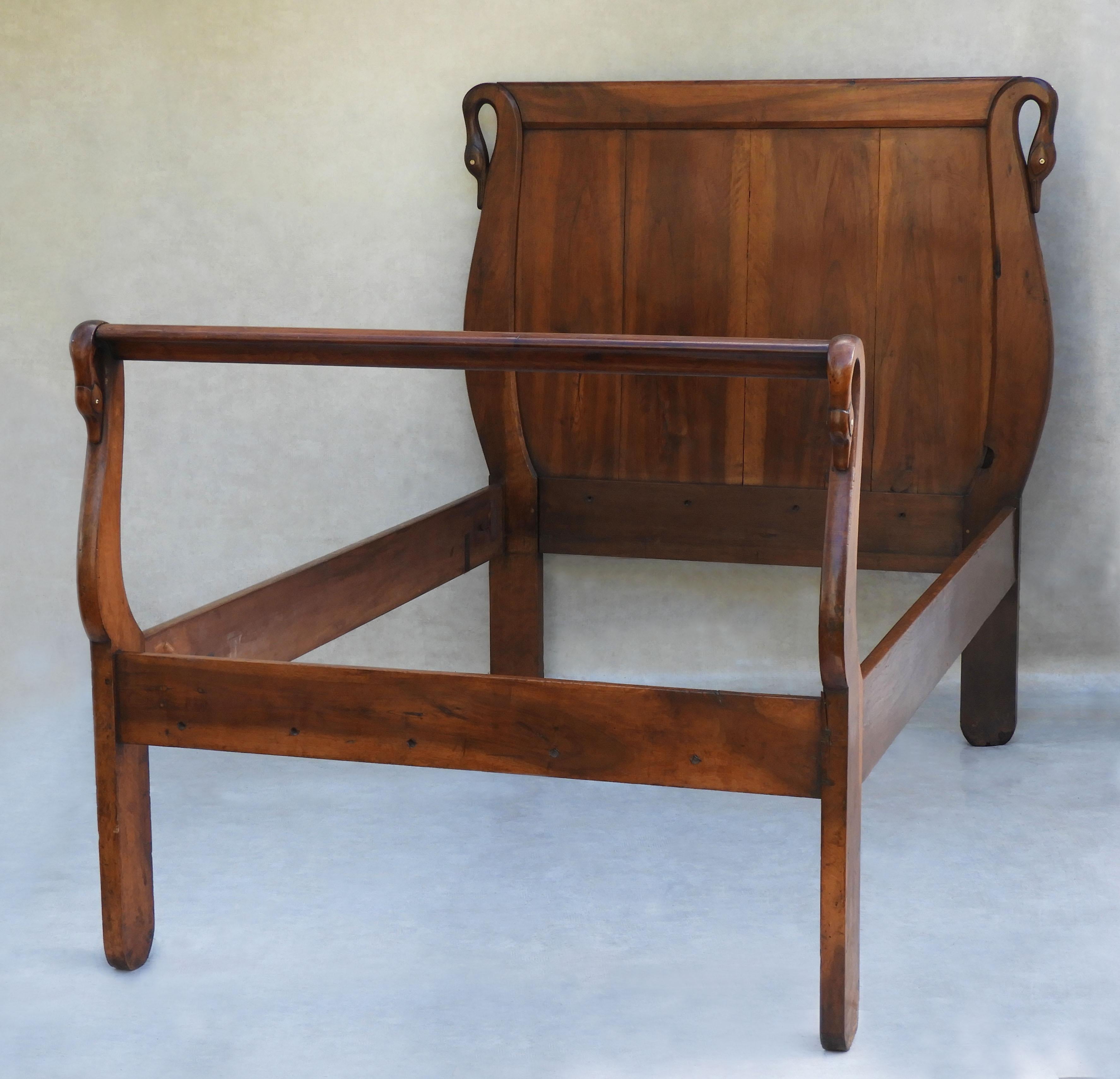 Hübsches und seltenes antikes Schwanenhals-Bett um 1900 Frankreich.
Reicher, warmer, brauner Kirschholzrahmen mit wunderschön geschnitzten, naiven Schwanendetails an jeder der vier Ecken.  Dieses Bett ist eine wunderbar naive Interpretation des