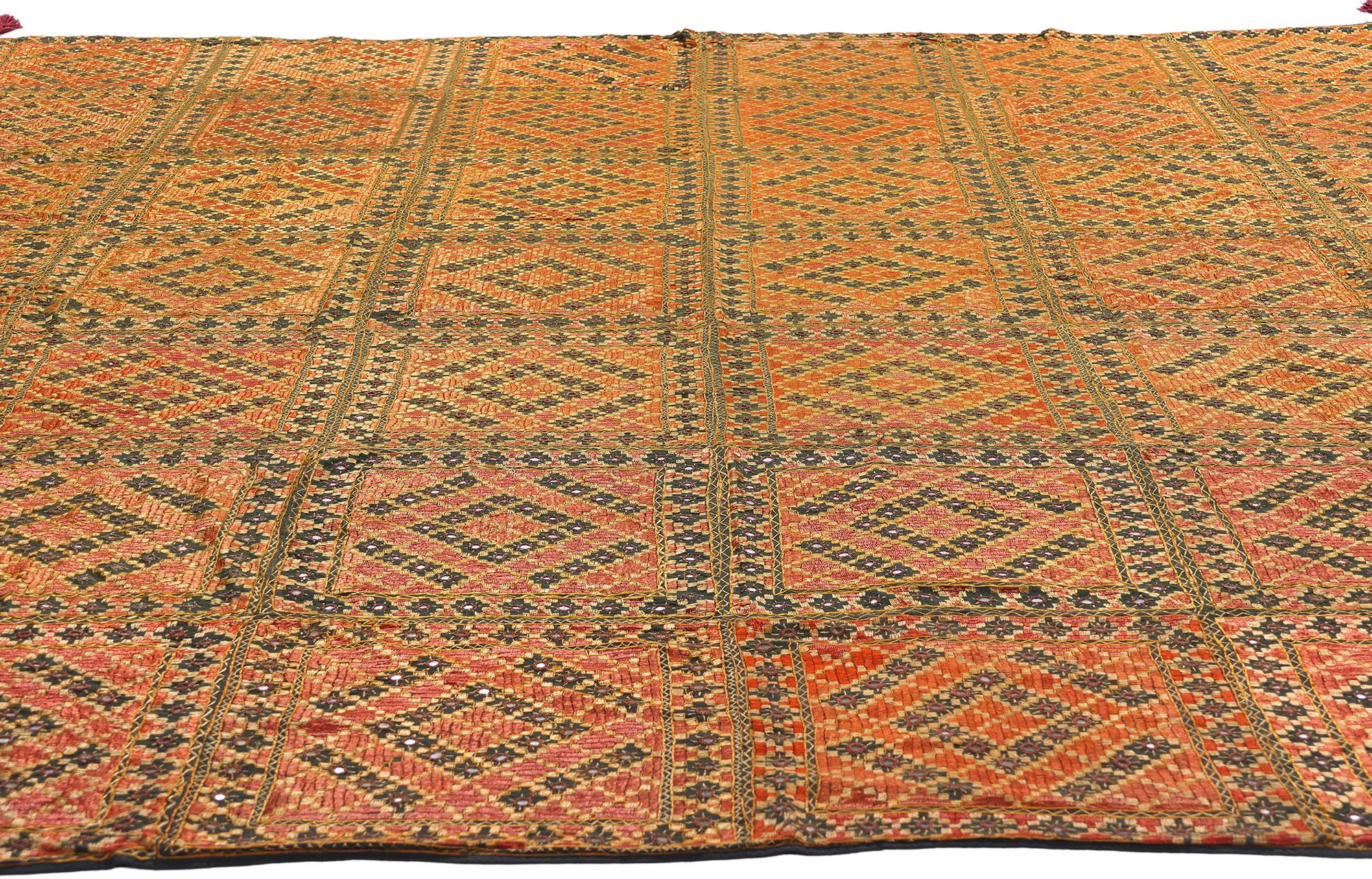 Antikes Swat Valley Shishedar Phulkari-Seidentextil-Textil mit modernem Stil (Spanisch Kolonial) im Angebot