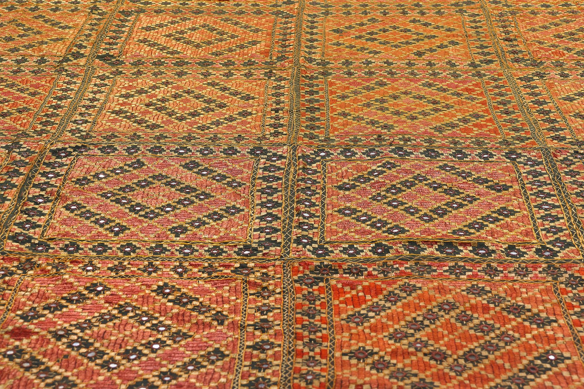 Antikes Swat Valley Shishedar Phulkari-Seidentextil-Textil mit modernem Stil (Bestickt) im Angebot
