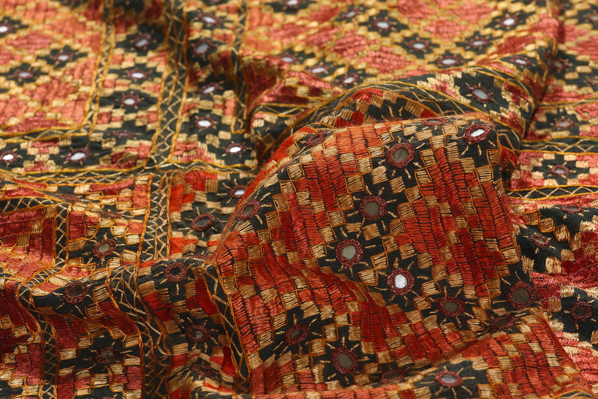 Antikes Swat Valley Shishedar Phulkari-Seidentextil-Textil mit modernem Stil im Zustand „Gut“ im Angebot in Dallas, TX
