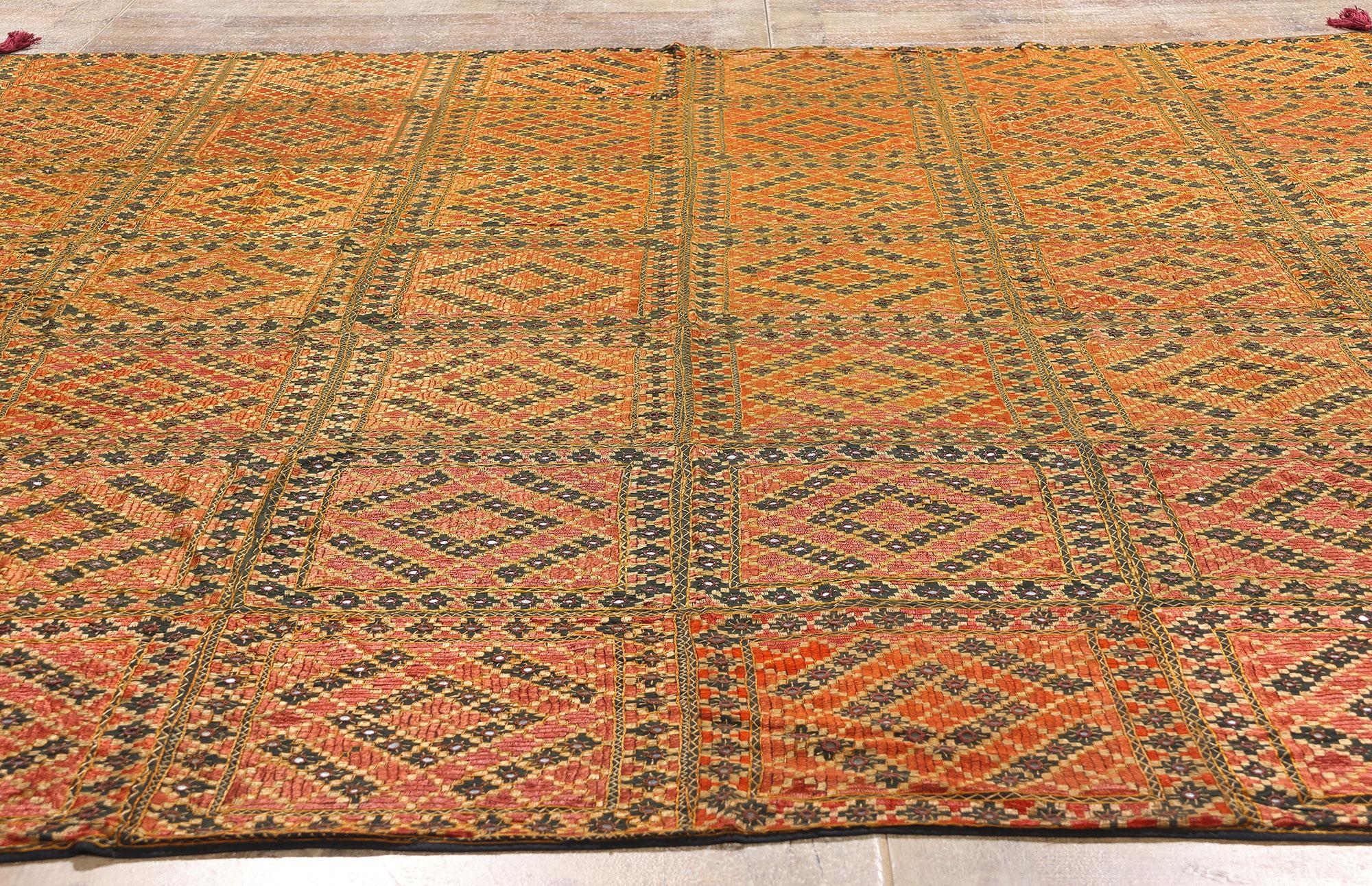 Antikes Swat Valley Shishedar Phulkari-Seidentextil-Textil mit modernem Stil im Angebot 1