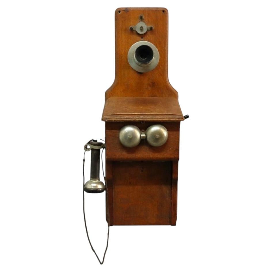 Modelo de pared antiguo de la Swedish American Telephone Co., de roble con diseño «fiddleback» y manivela, de alrededor de 1900