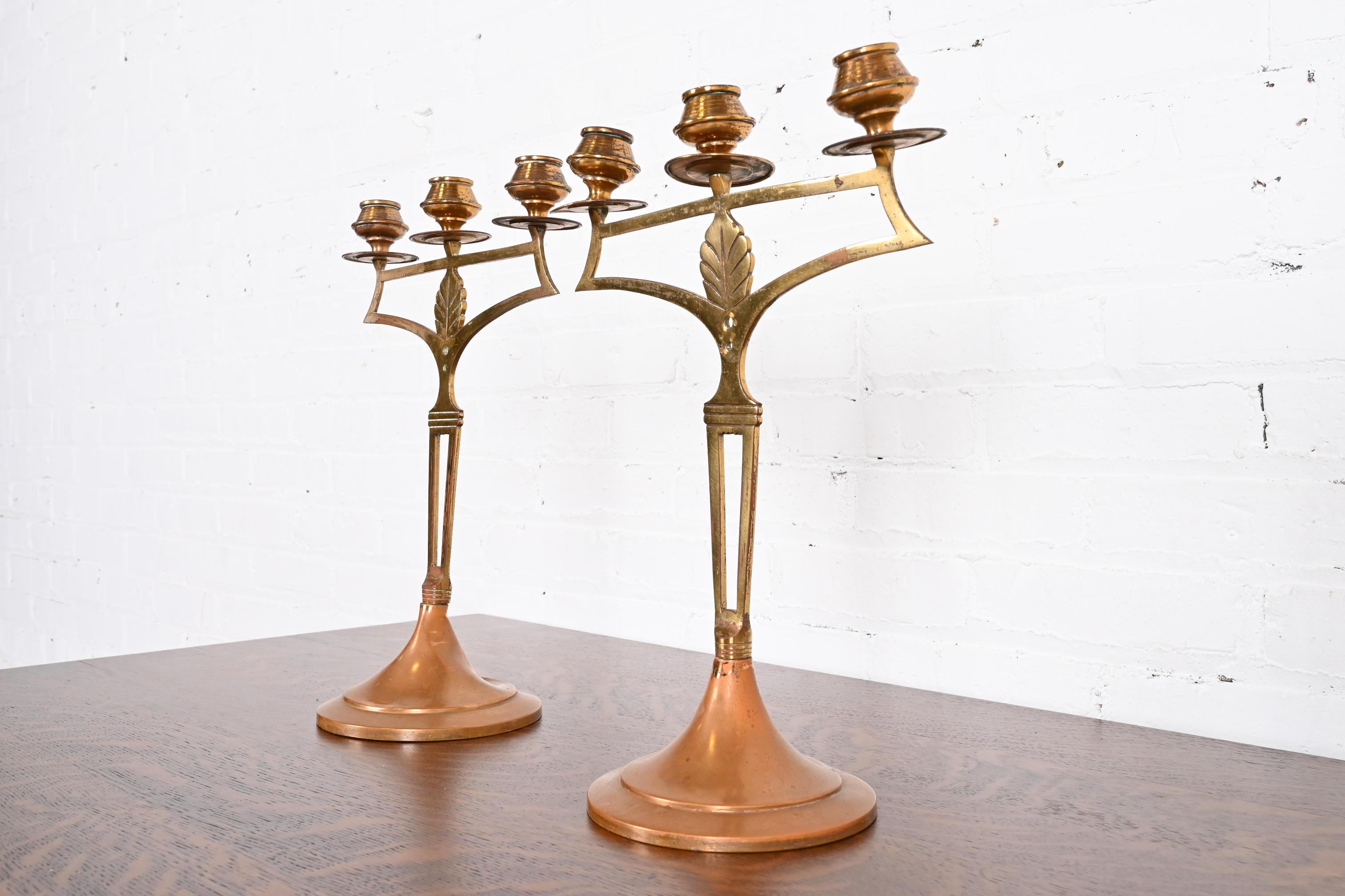 Una splendida coppia di antichi candelabri svedesi a tre luci in ottone e rame Art Nouveau

Svezia, circa inizio XX secolo

Ciascuna misura: 10,5