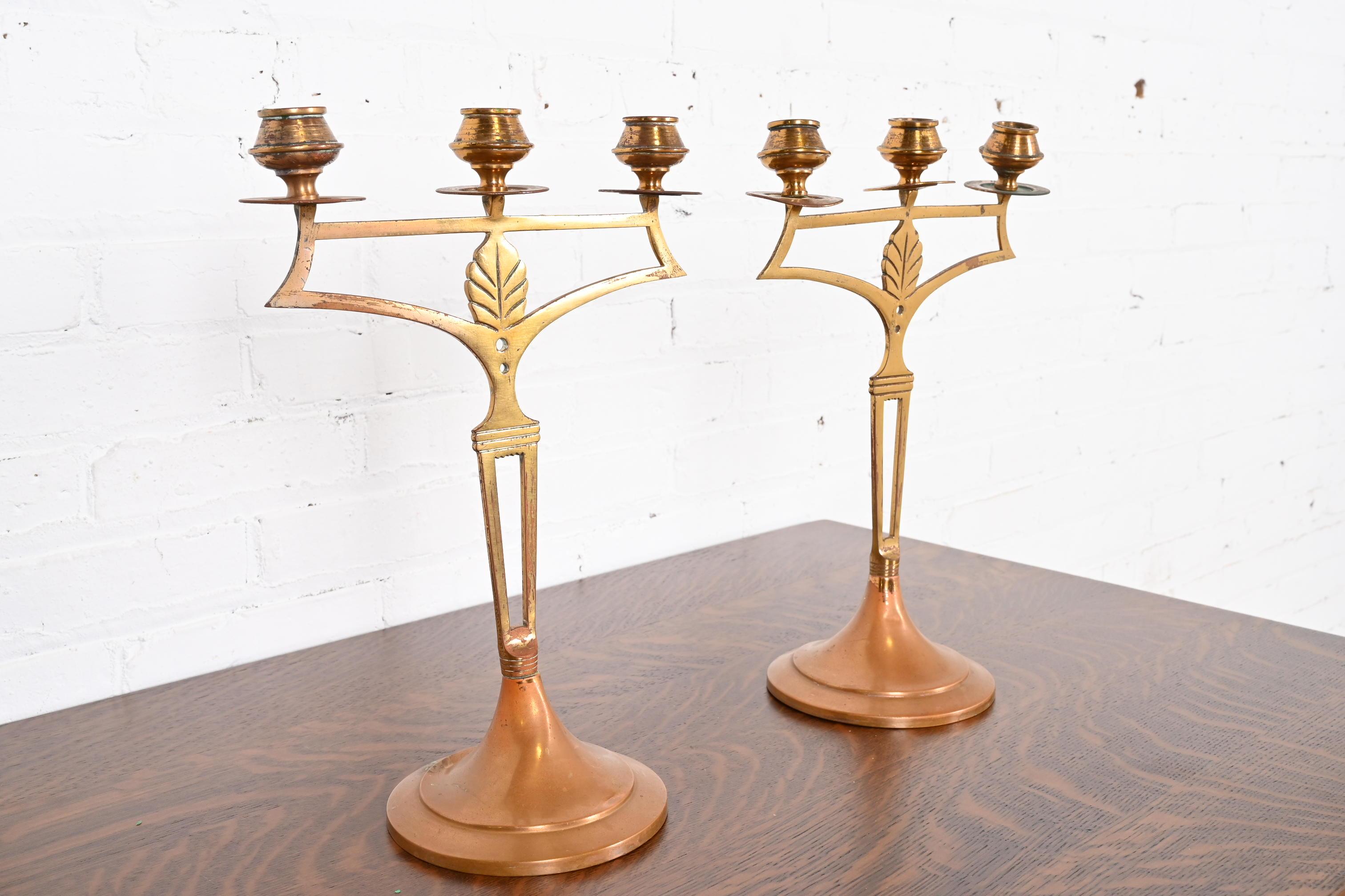 Svedese Antico candelabro svedese Art Nouveau in ottone e rame a due bracci, coppia in vendita