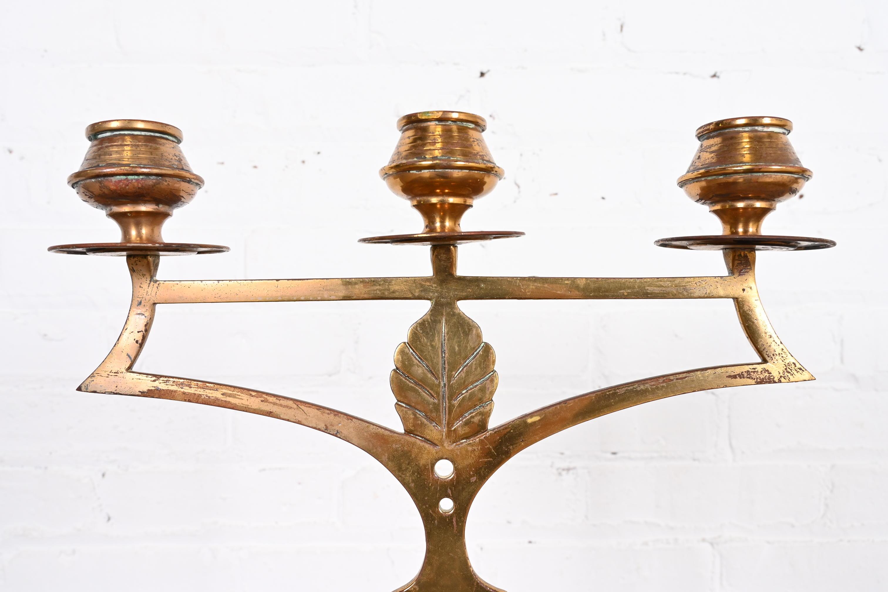 Antico candelabro svedese Art Nouveau in ottone e rame a due bracci, coppia In condizioni buone in vendita a South Bend, IN