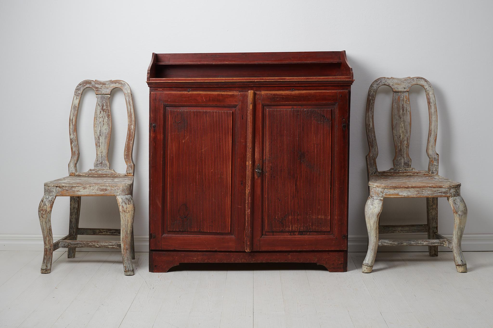 Antique Swedish country sideboard in gustavian style made around 1810 in Dalarna Sweden. The sideboard is a genuine country house furniture hand-made in pine. The doors have a ribbed decor and they open to an interior with shelves and drawers at the