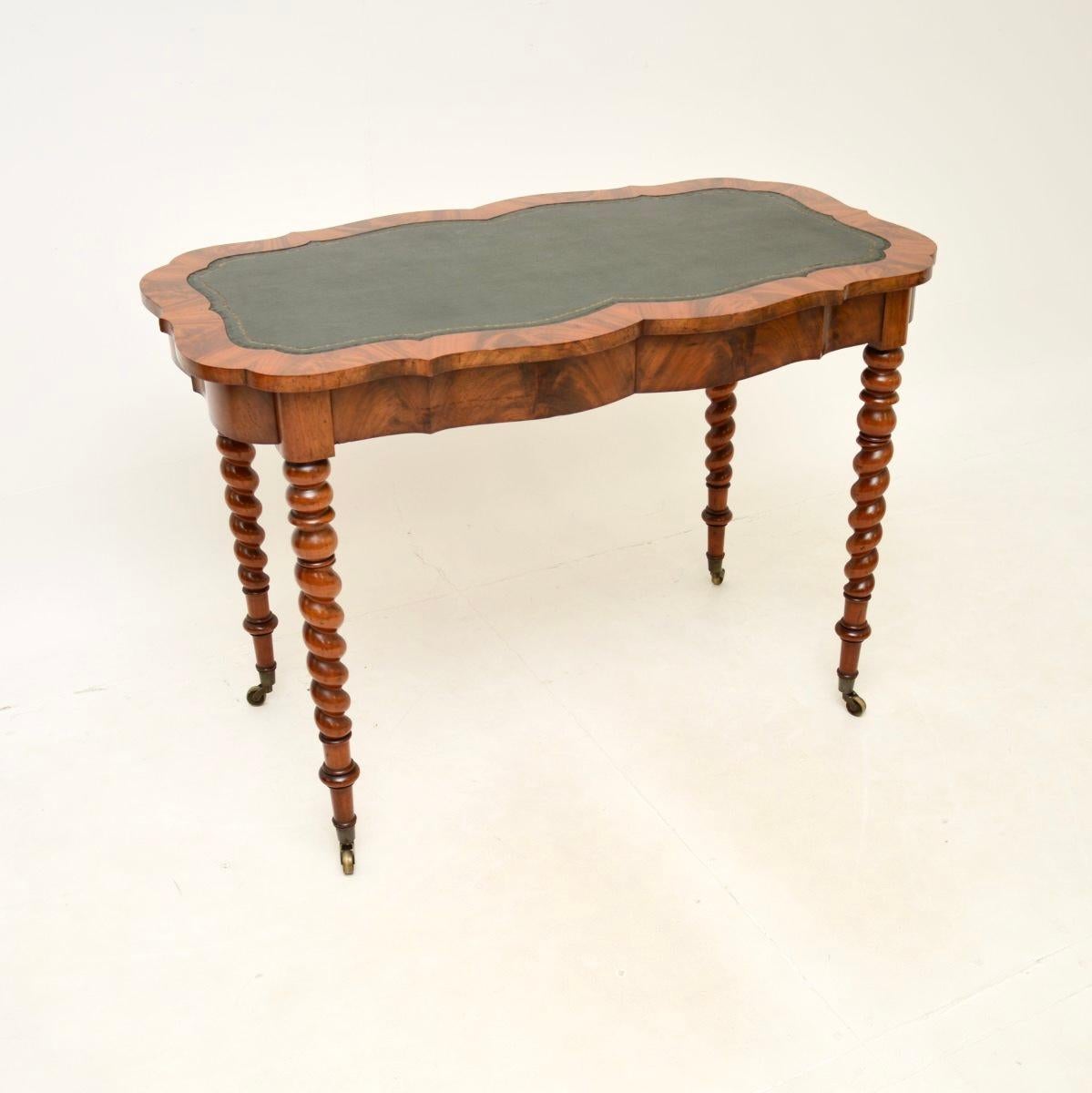 A gorgeous and extremely well made antique Swedish barley twist leg desk / writing table. This was made in Sweden, it dates from around the 1880-1900 period.

It is of outstanding quality with a wonderful design. The top has beautiful serpentine