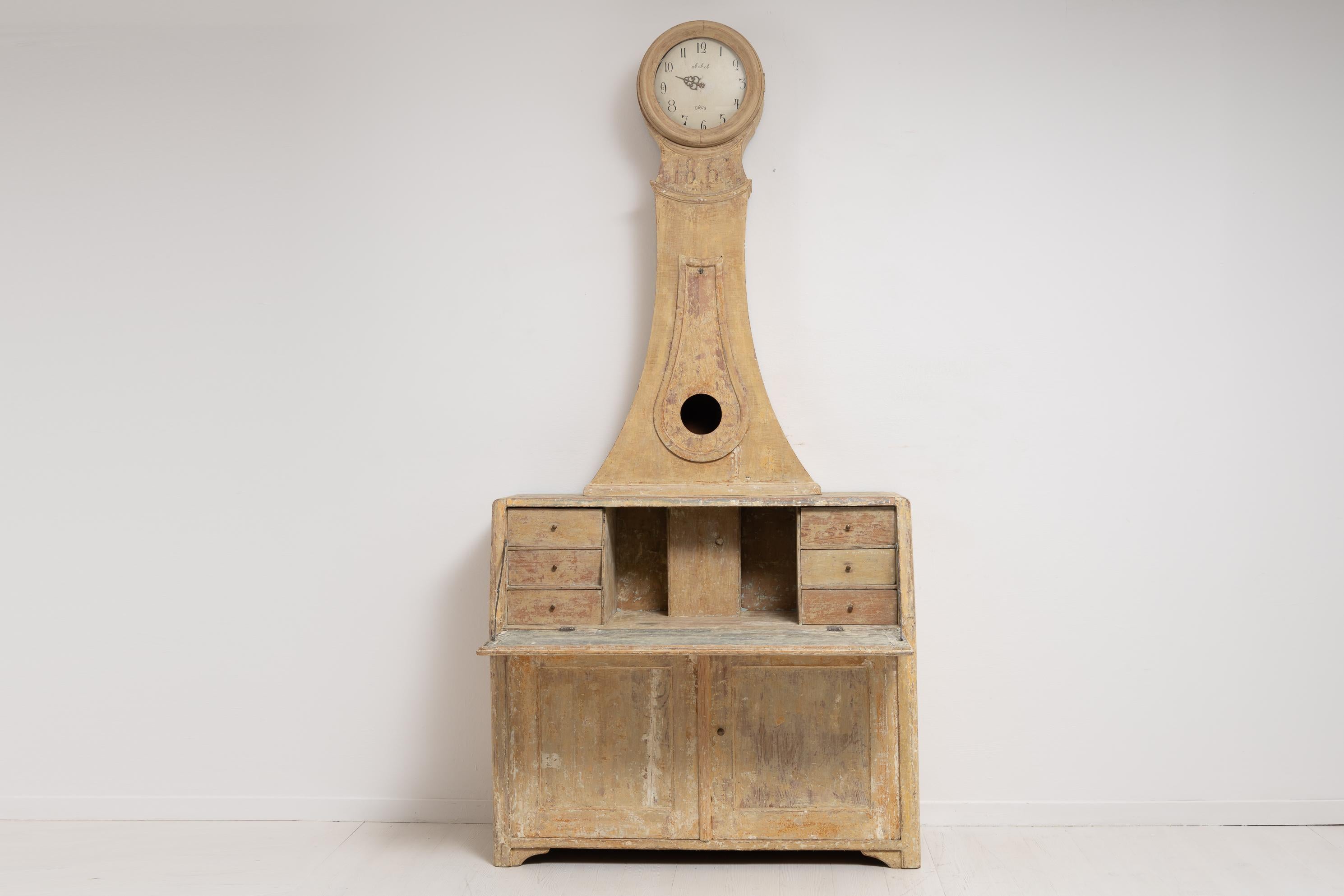 Antico mobile da segreteria svedese della metà del 1800. L'armadietto è datato 1863 ma probabilmente è più antico, tra il 1840 e il 1860. Questo mobile-orologio è un buon esempio di ingegno antico e di vita compatta, poiché combina tre funzioni in