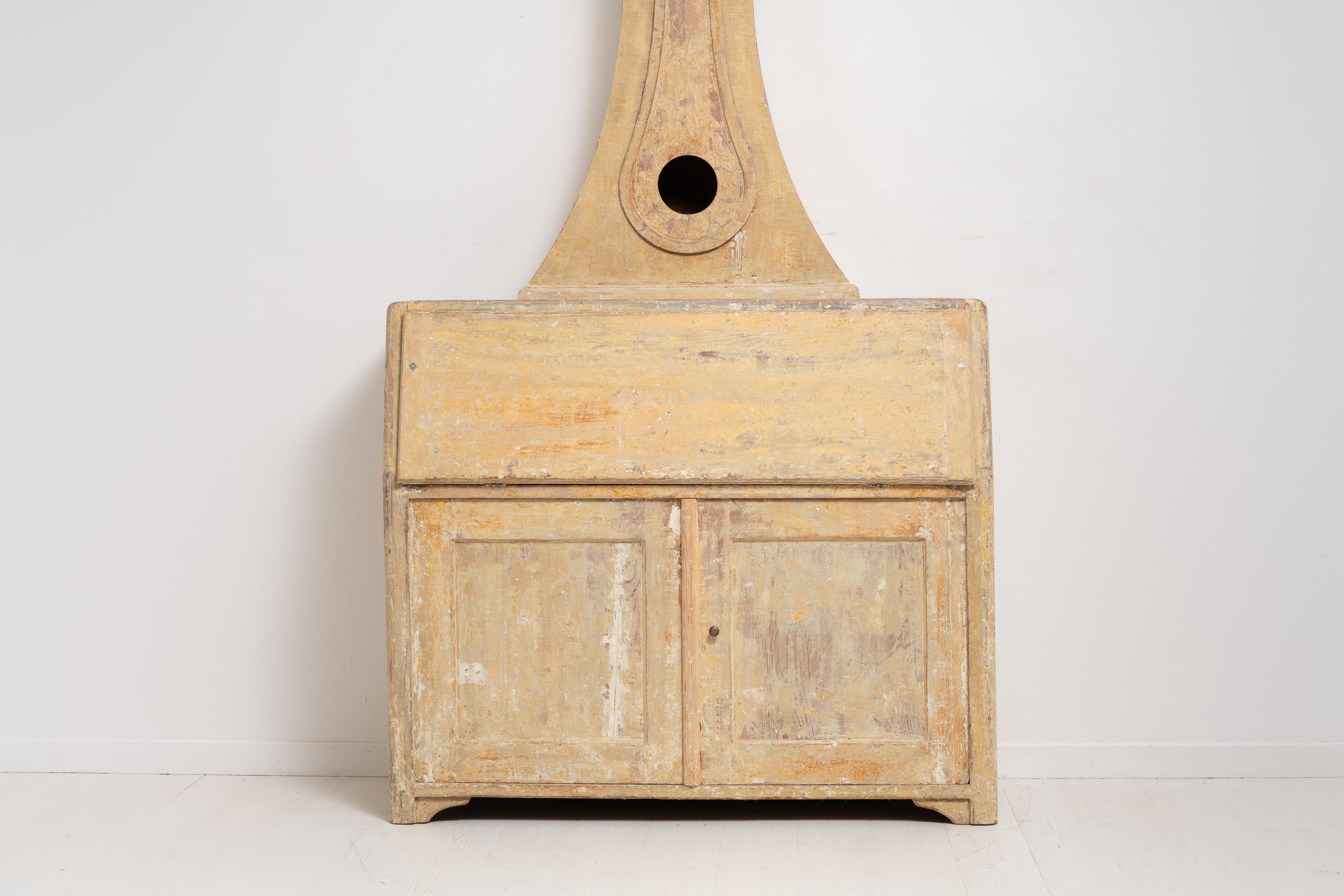 Pino Antico armadio o segretaria barocca svedese in pino con patina autentica in vendita